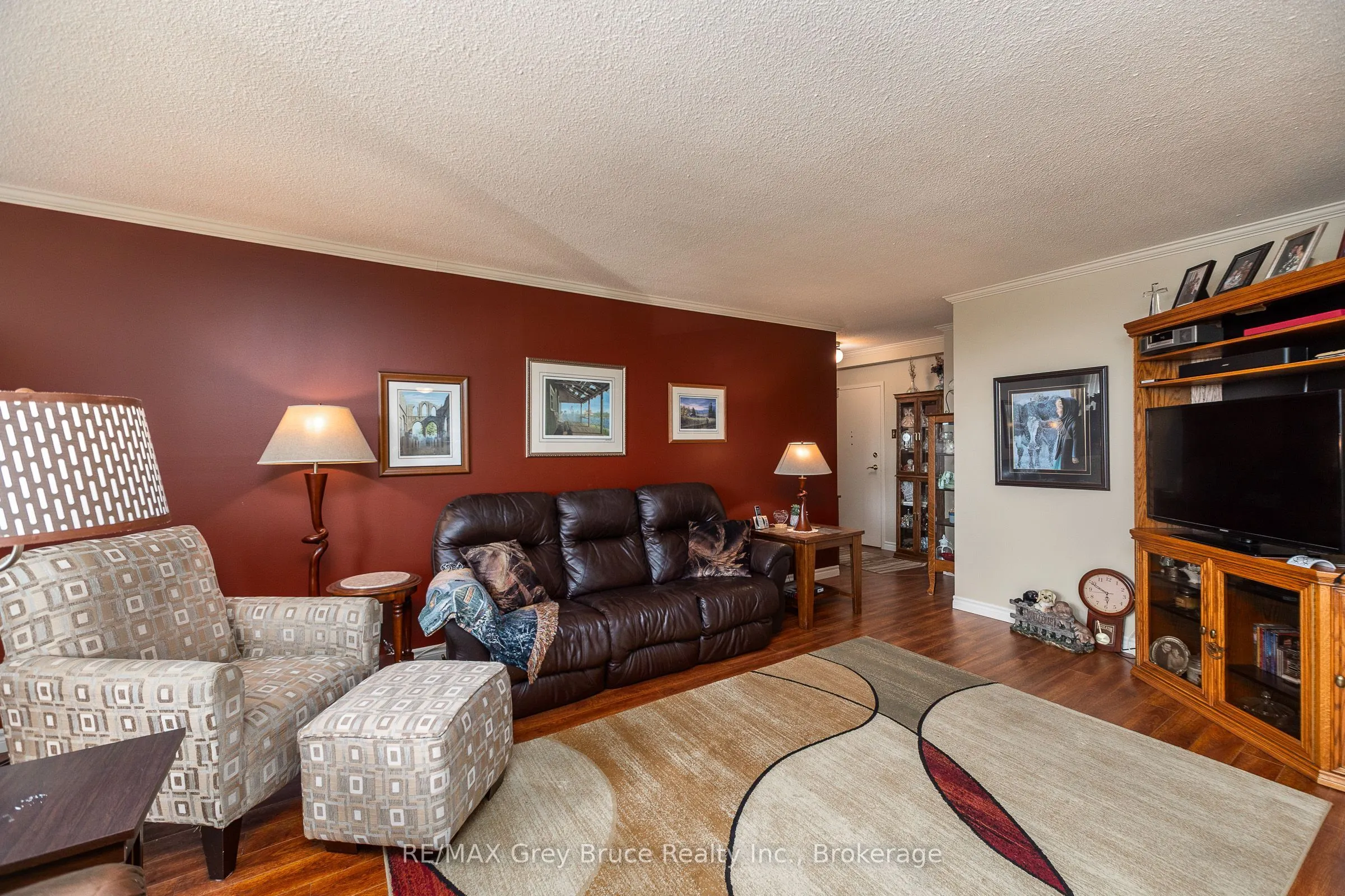 860 9 Street E #401