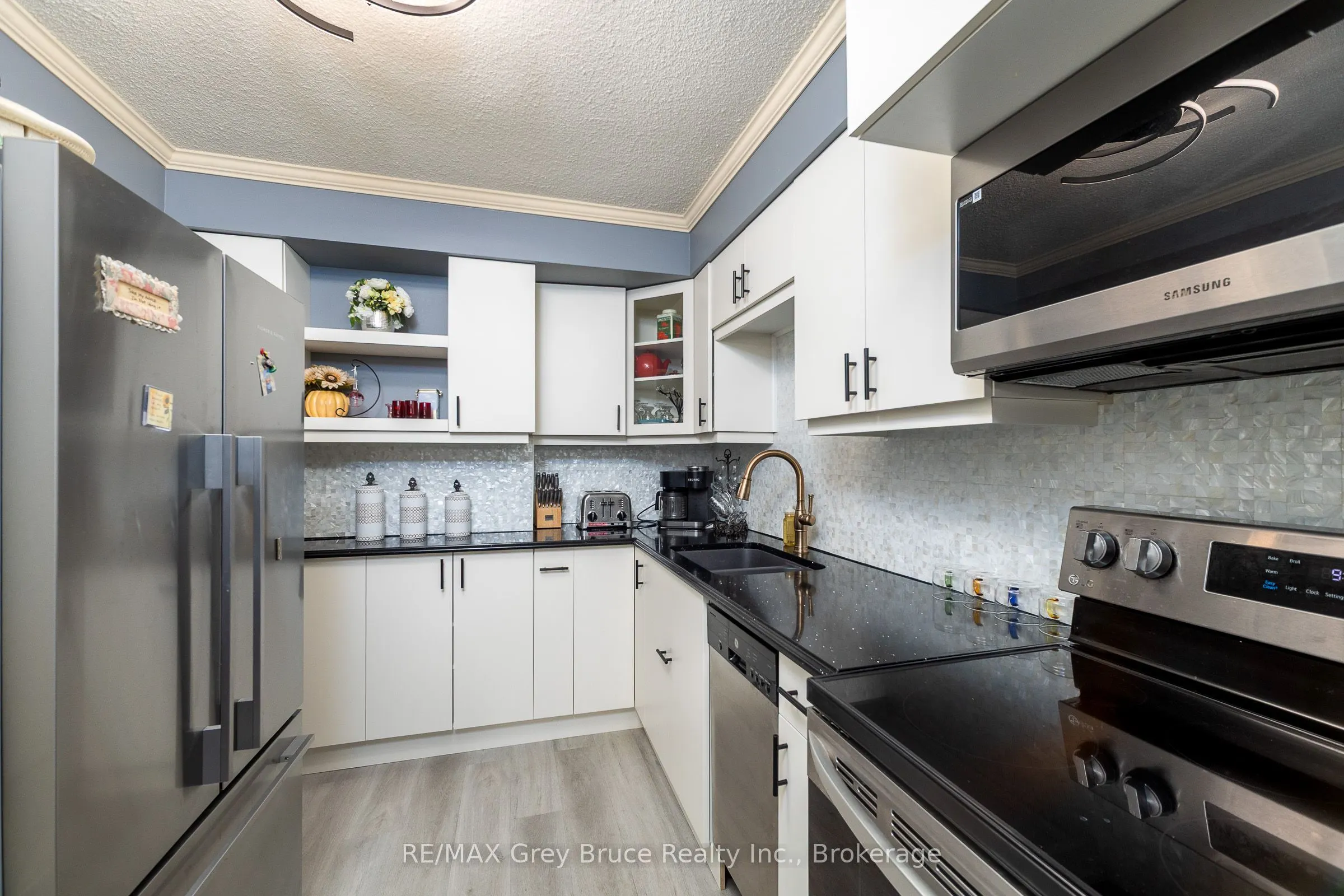 860 9 Street E #401