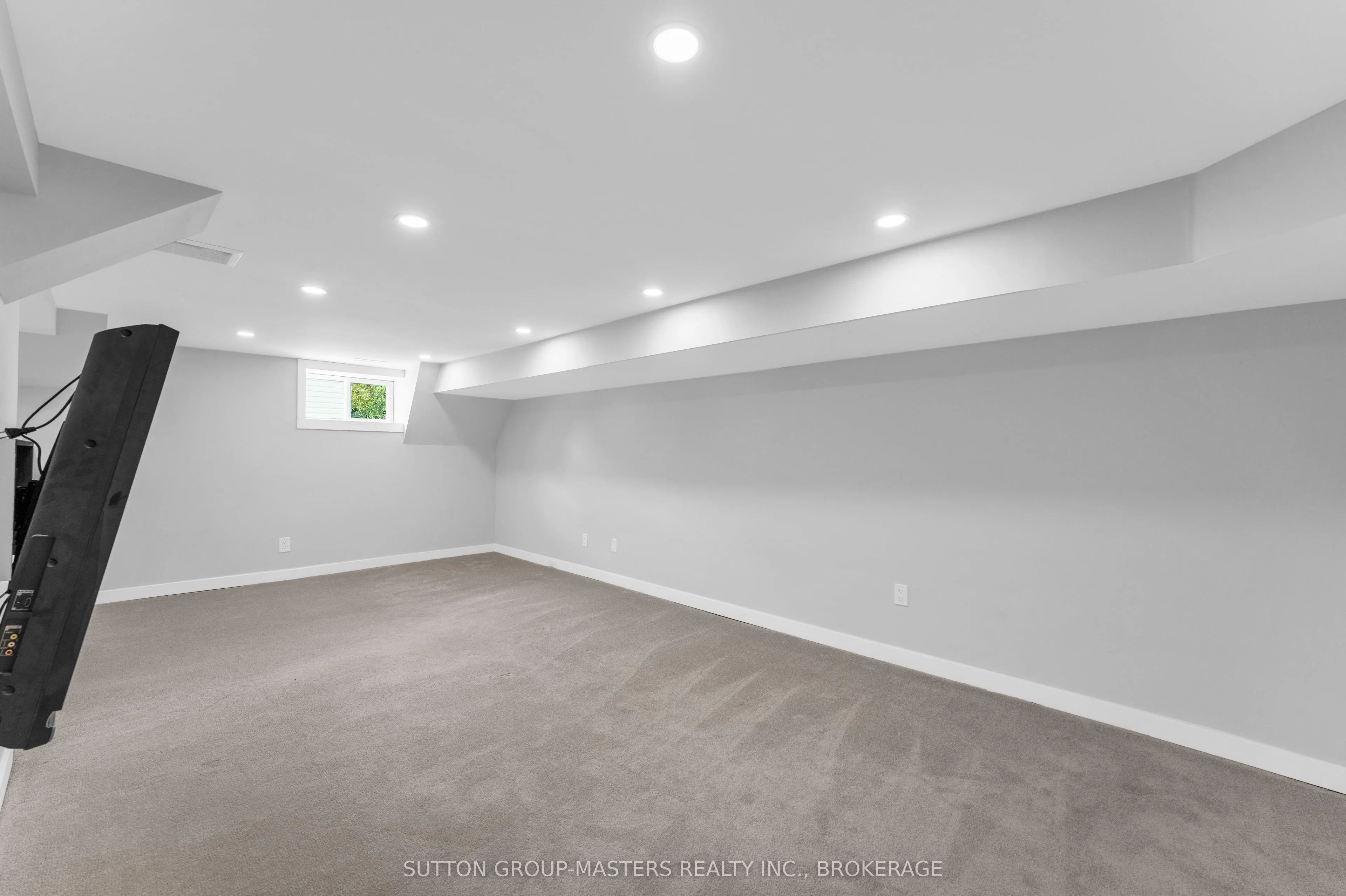 945 Victoria Street