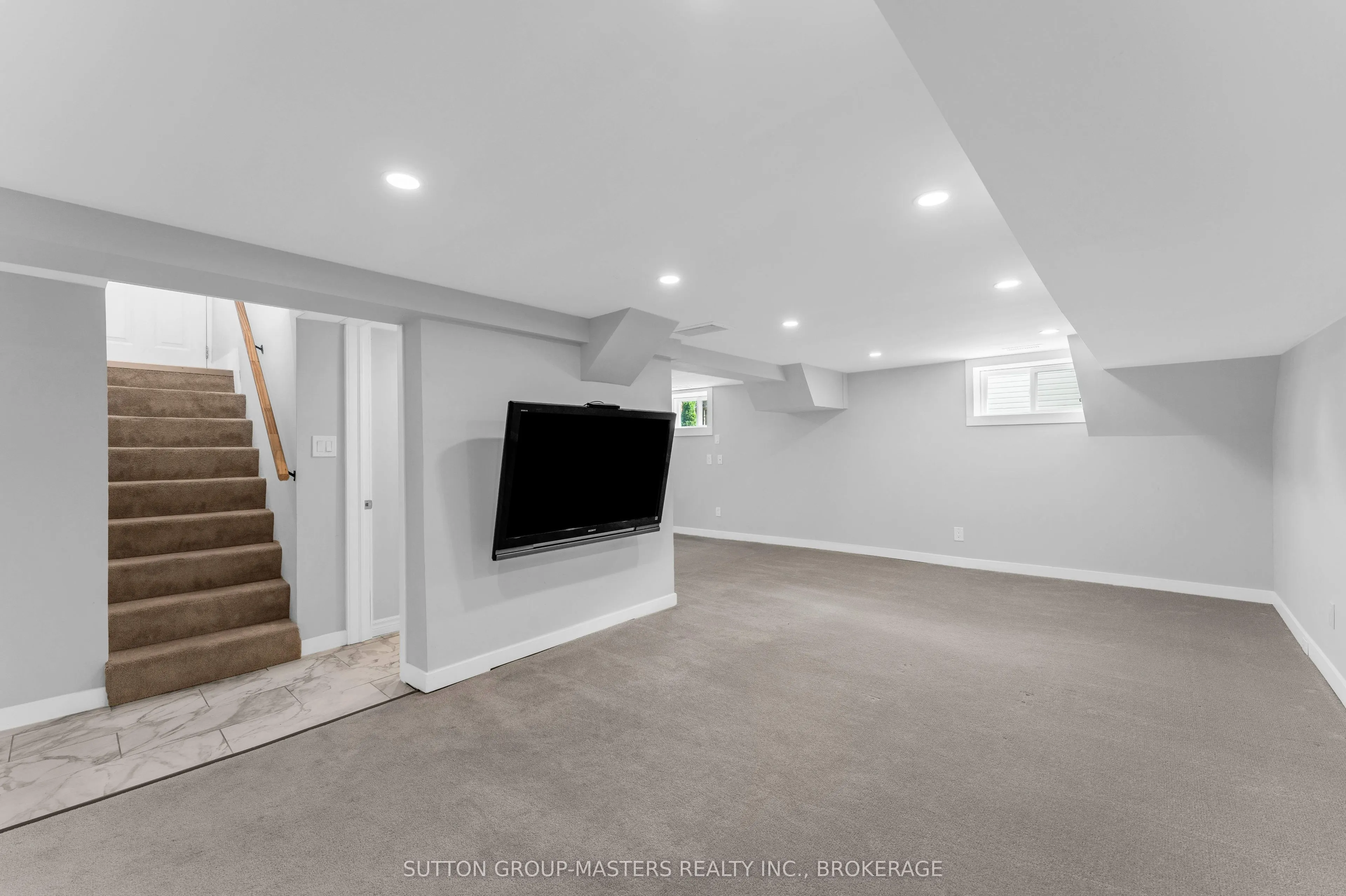 945 Victoria Street