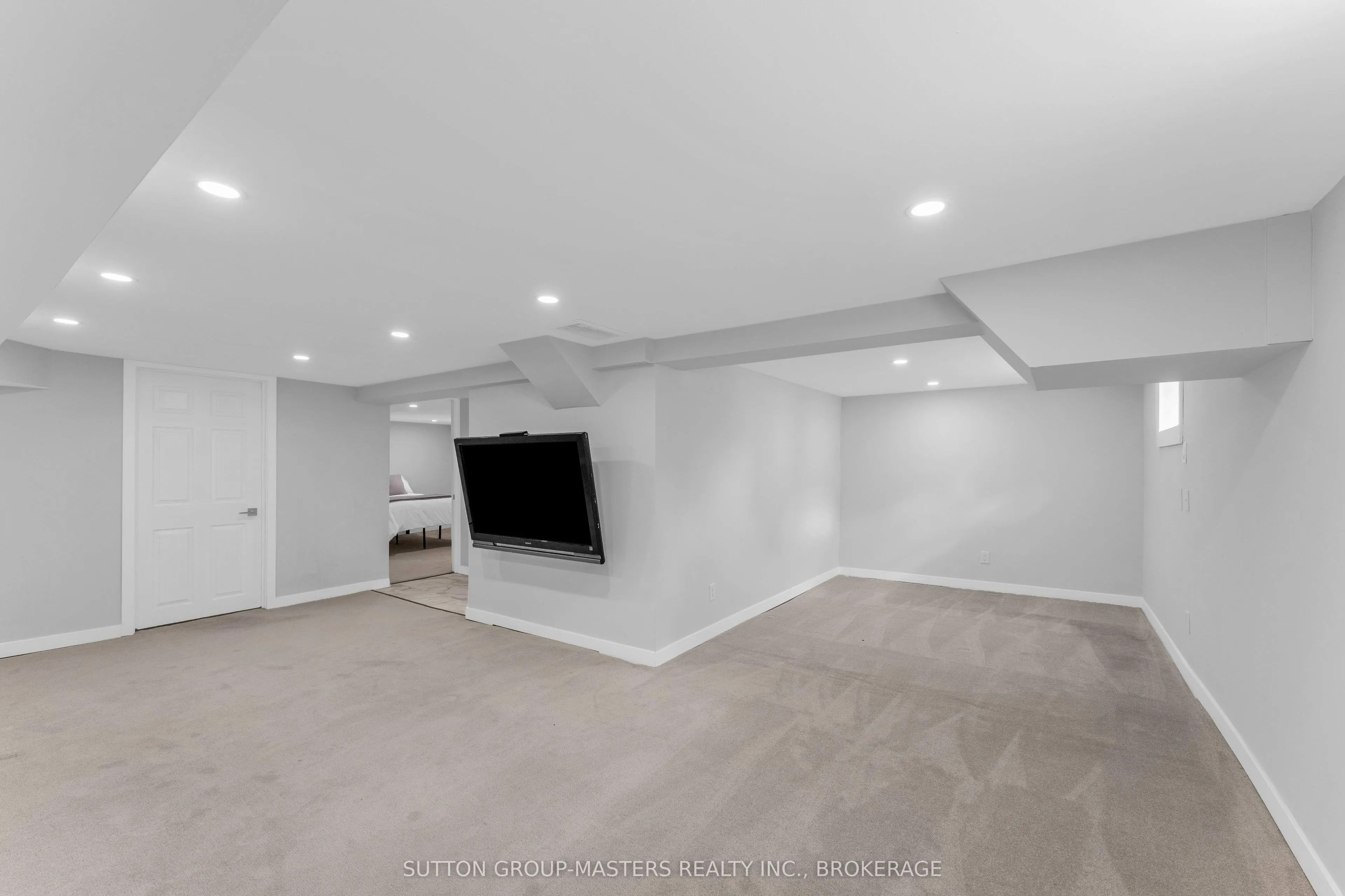 945 Victoria Street