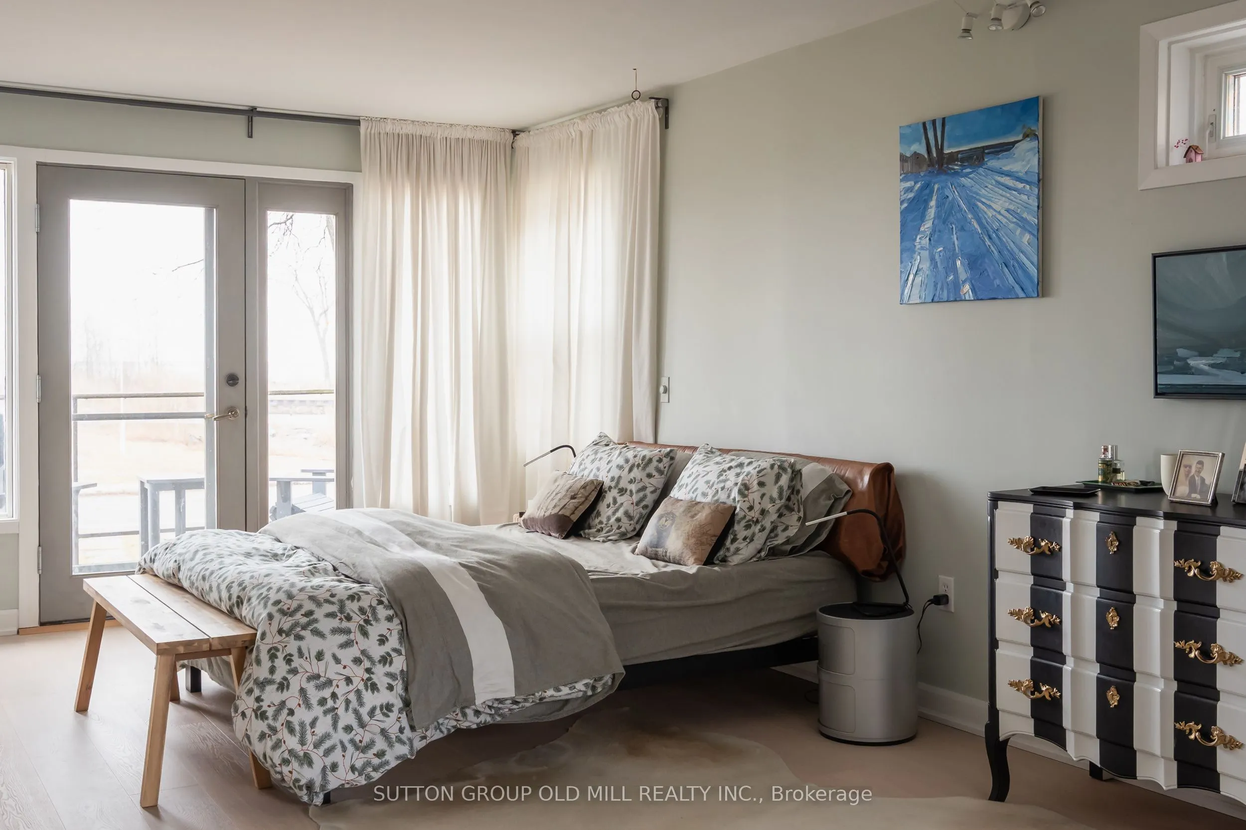 25 Lakeshore Road W