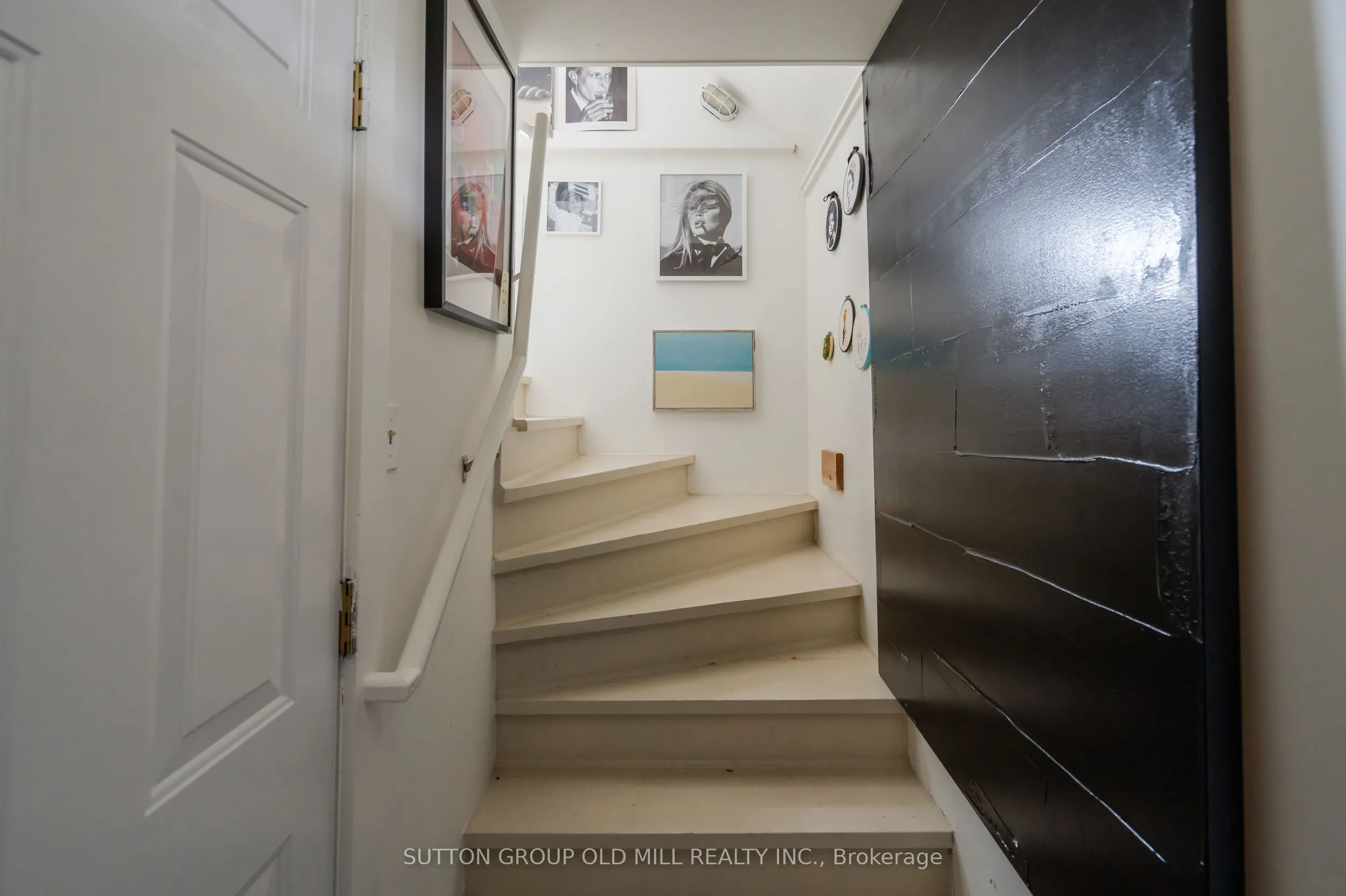 25 Lakeshore Road W