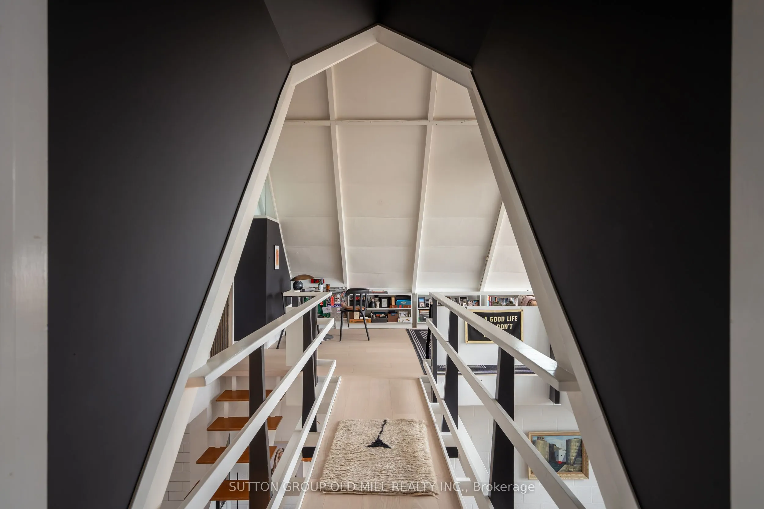 25 Lakeshore Road W