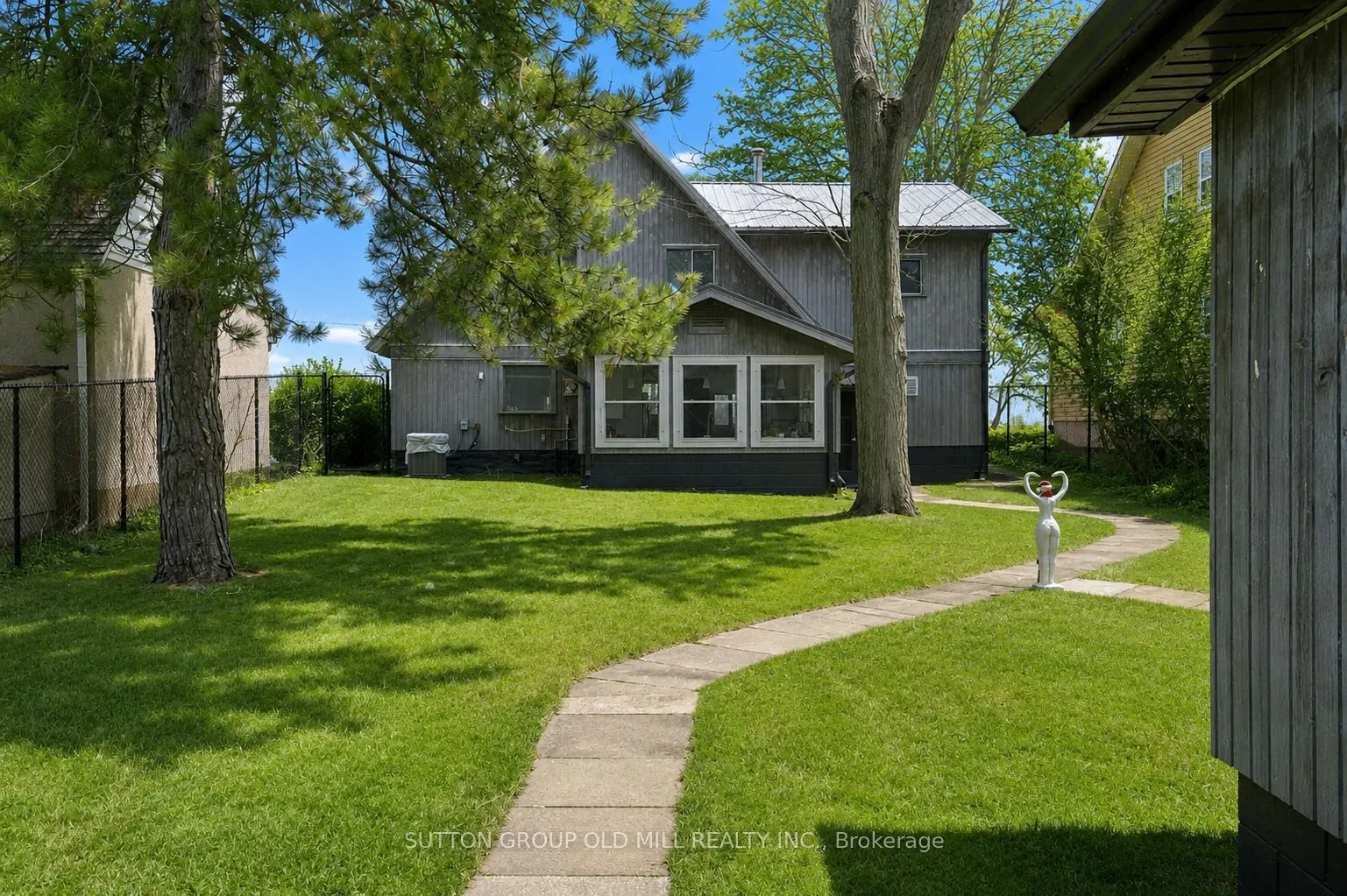 25 Lakeshore Road W
