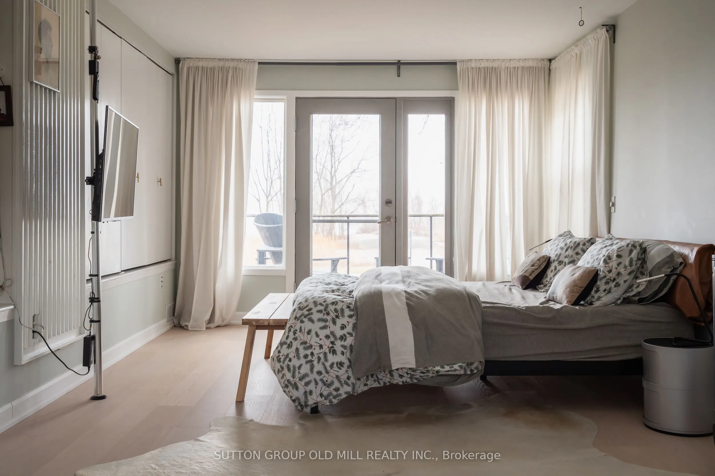 25 Lakeshore Road W