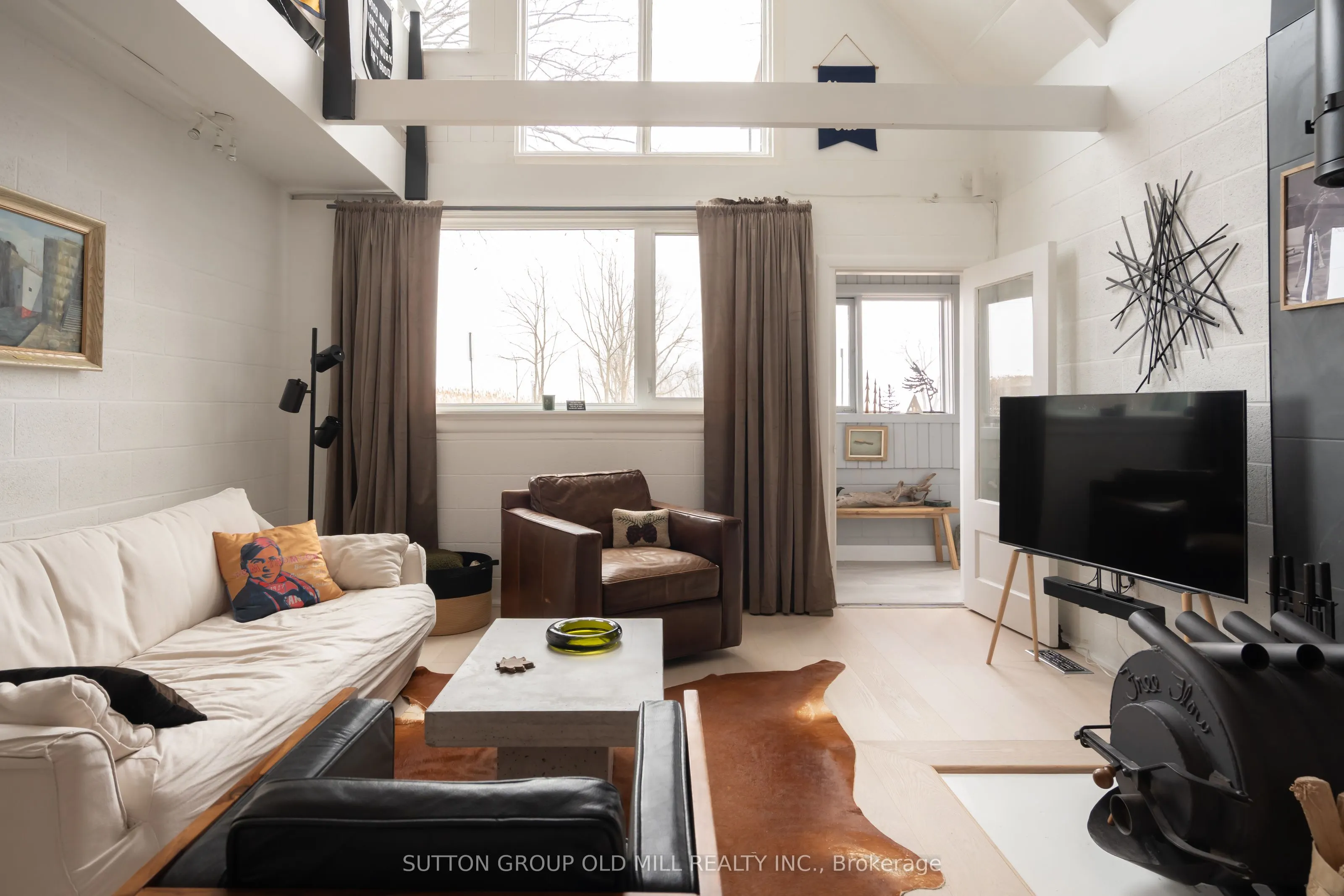 25 Lakeshore Road W