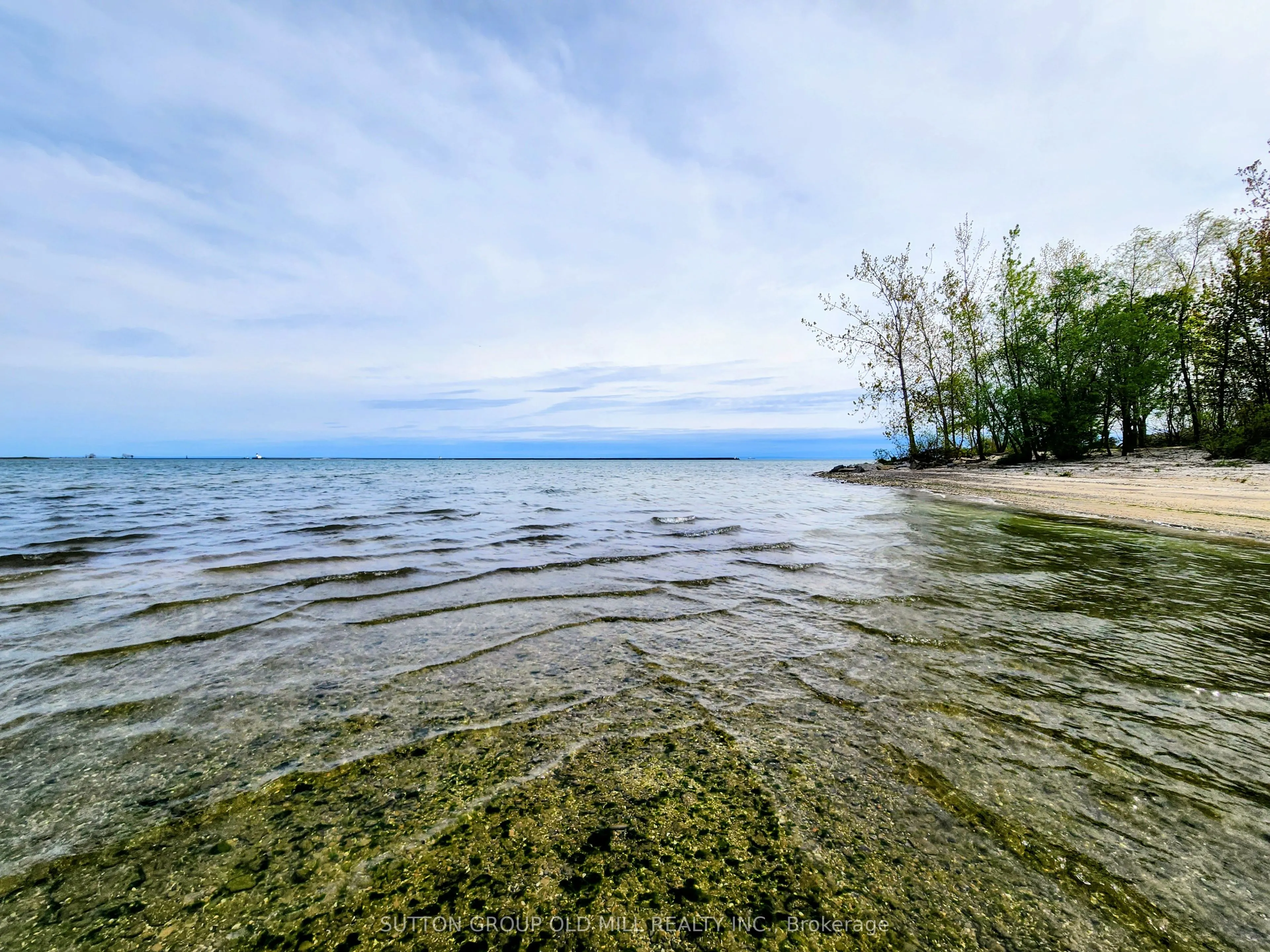 25 Lakeshore Road W