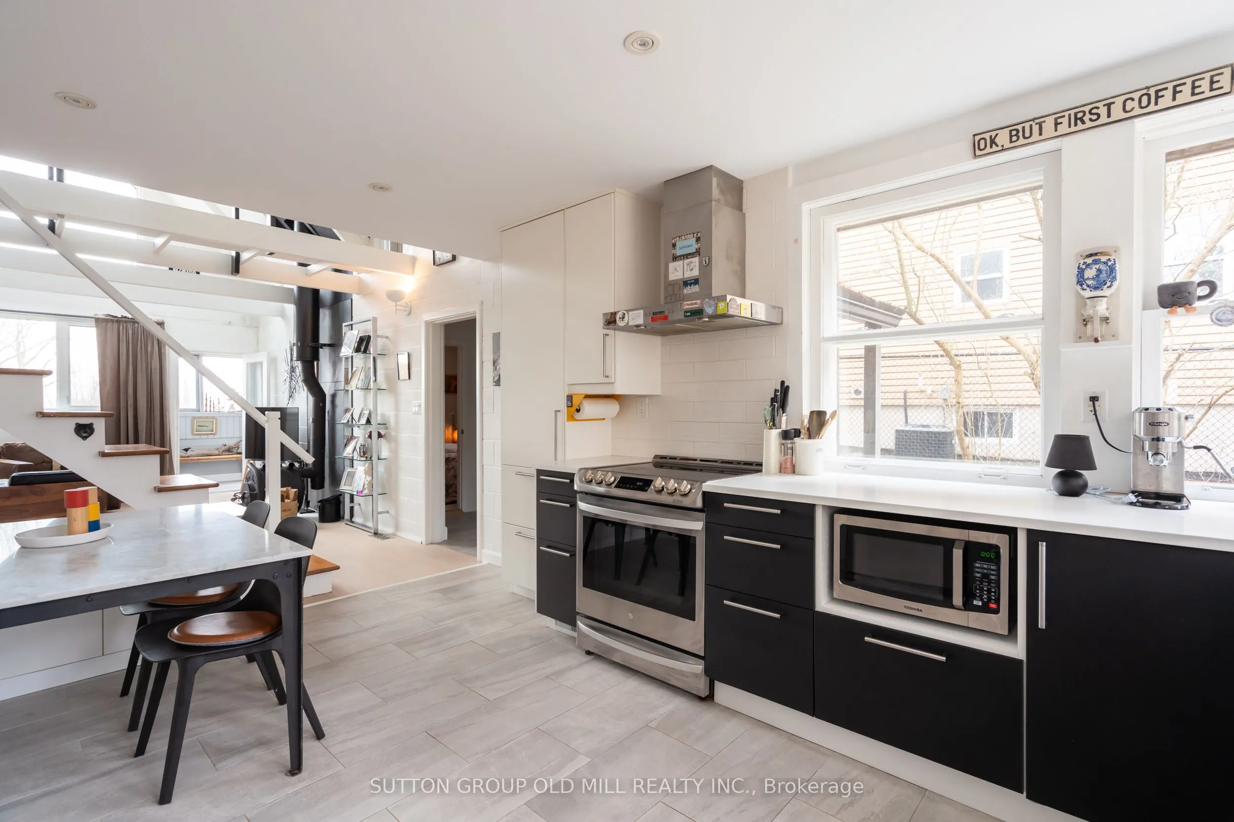 25 Lakeshore Road W