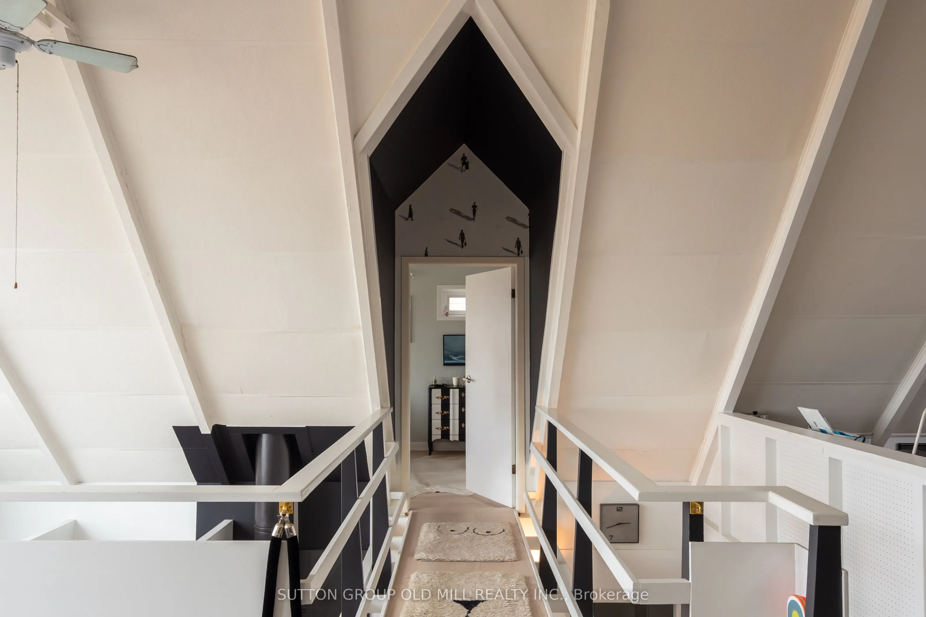 25 Lakeshore Road W