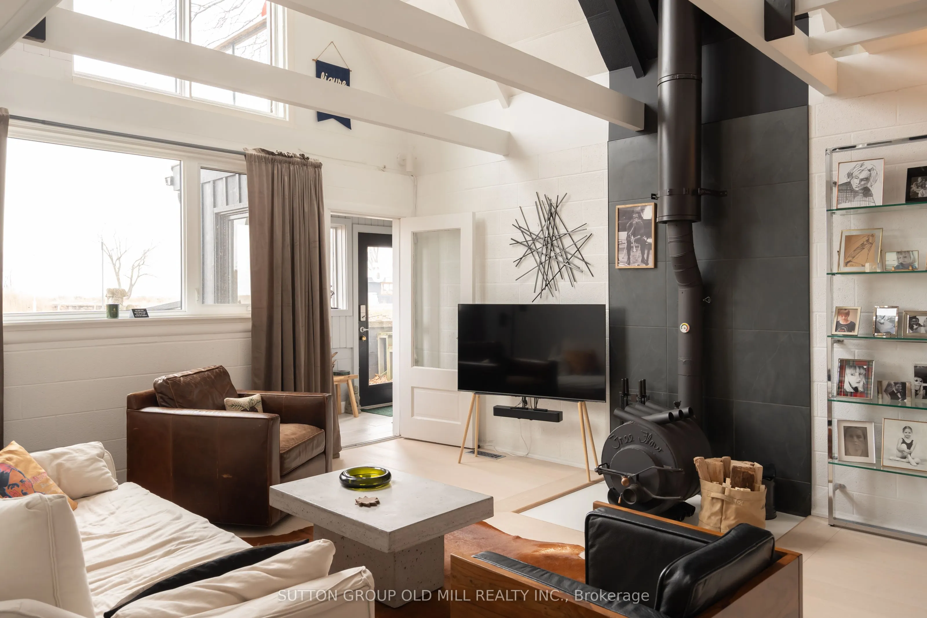 25 Lakeshore Road W