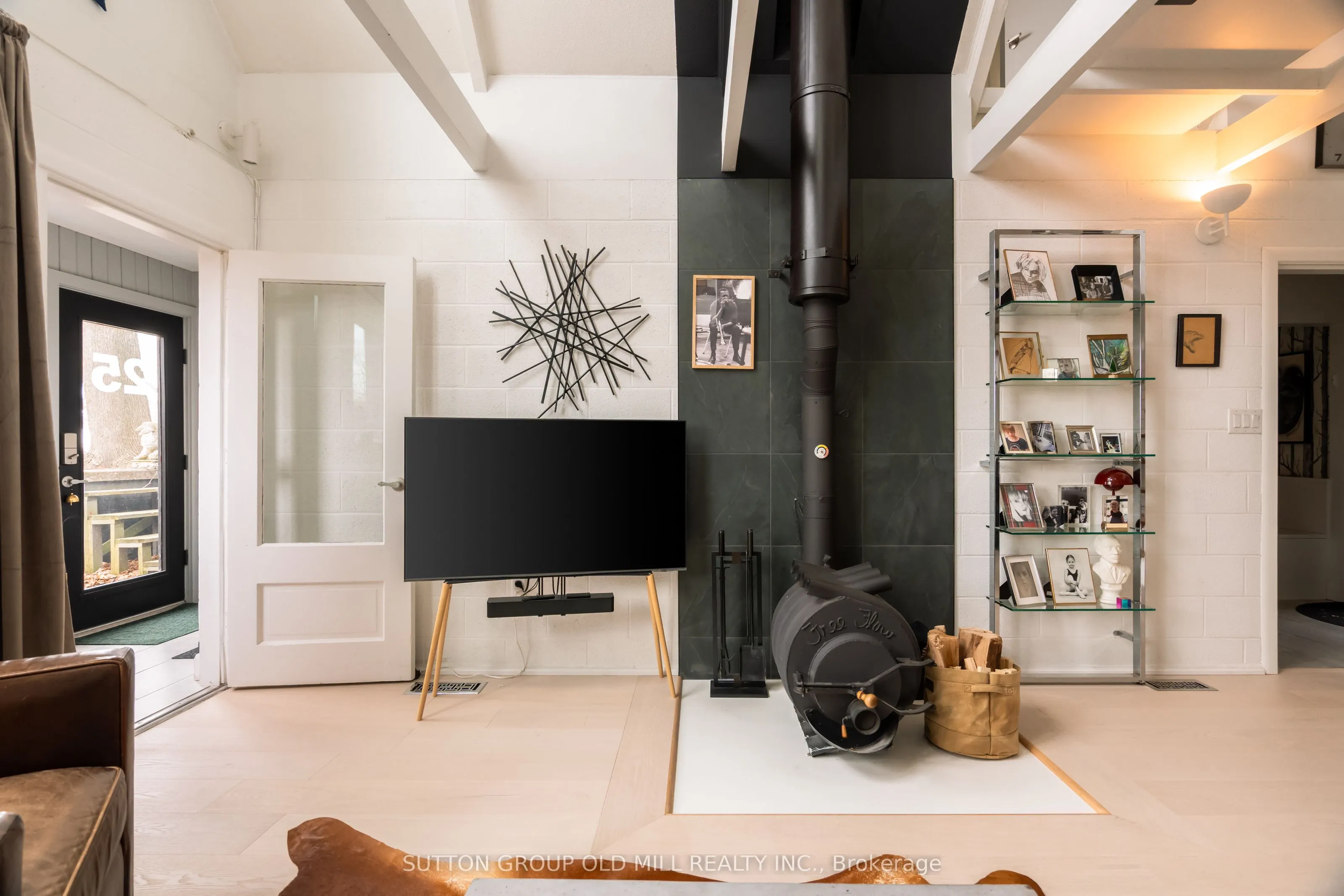 25 Lakeshore Road W
