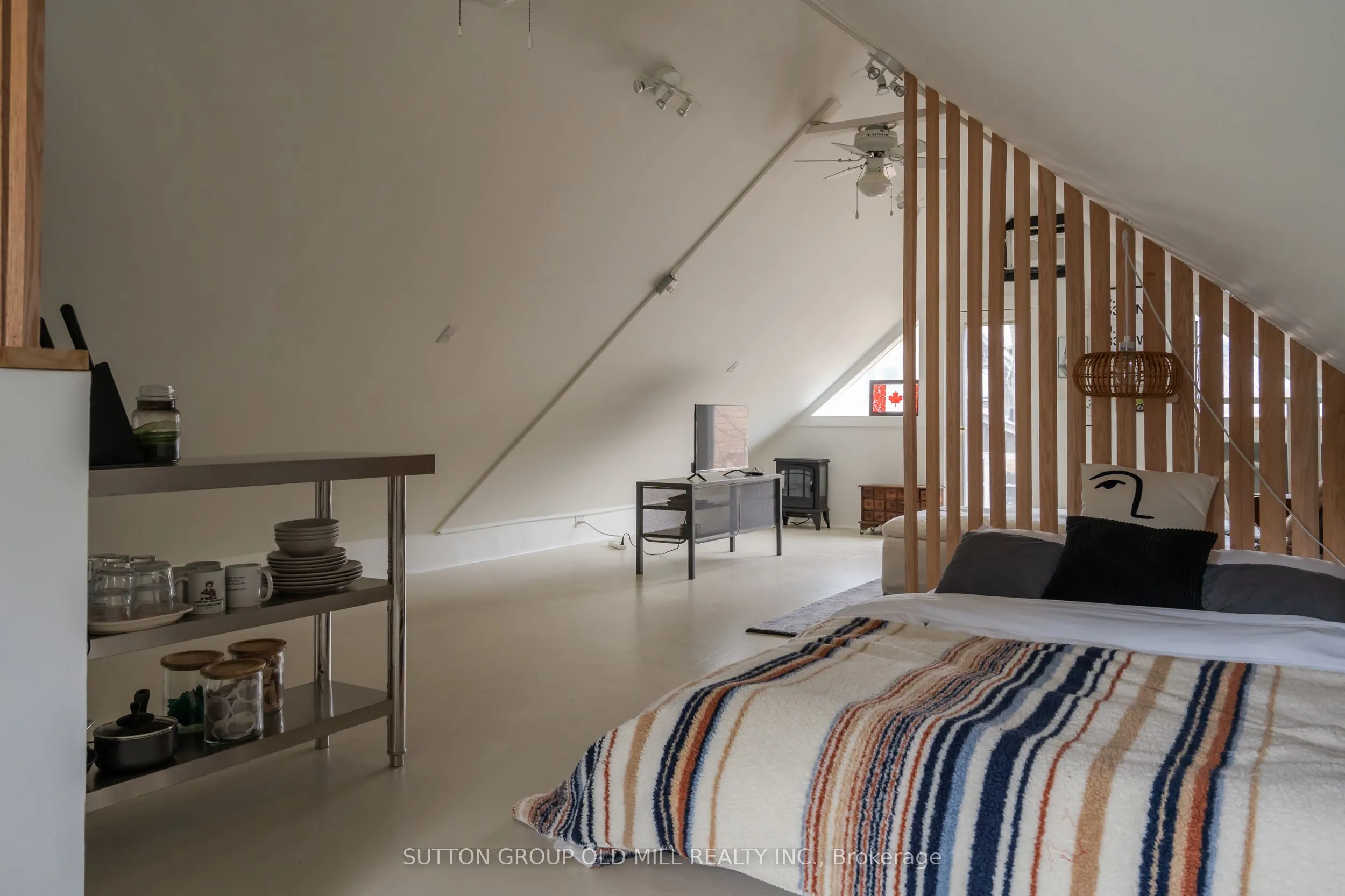 25 Lakeshore Road W