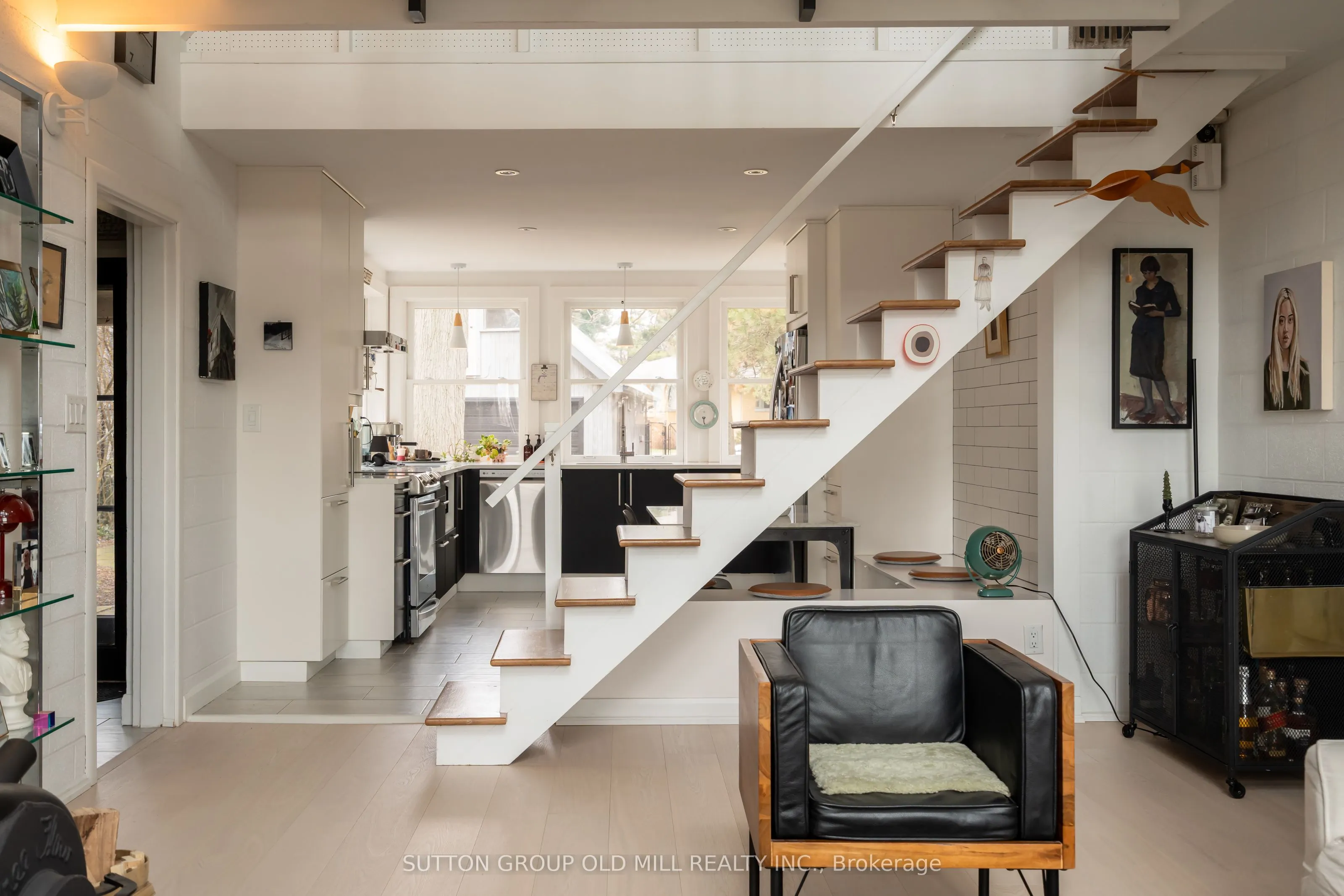 25 Lakeshore Road W