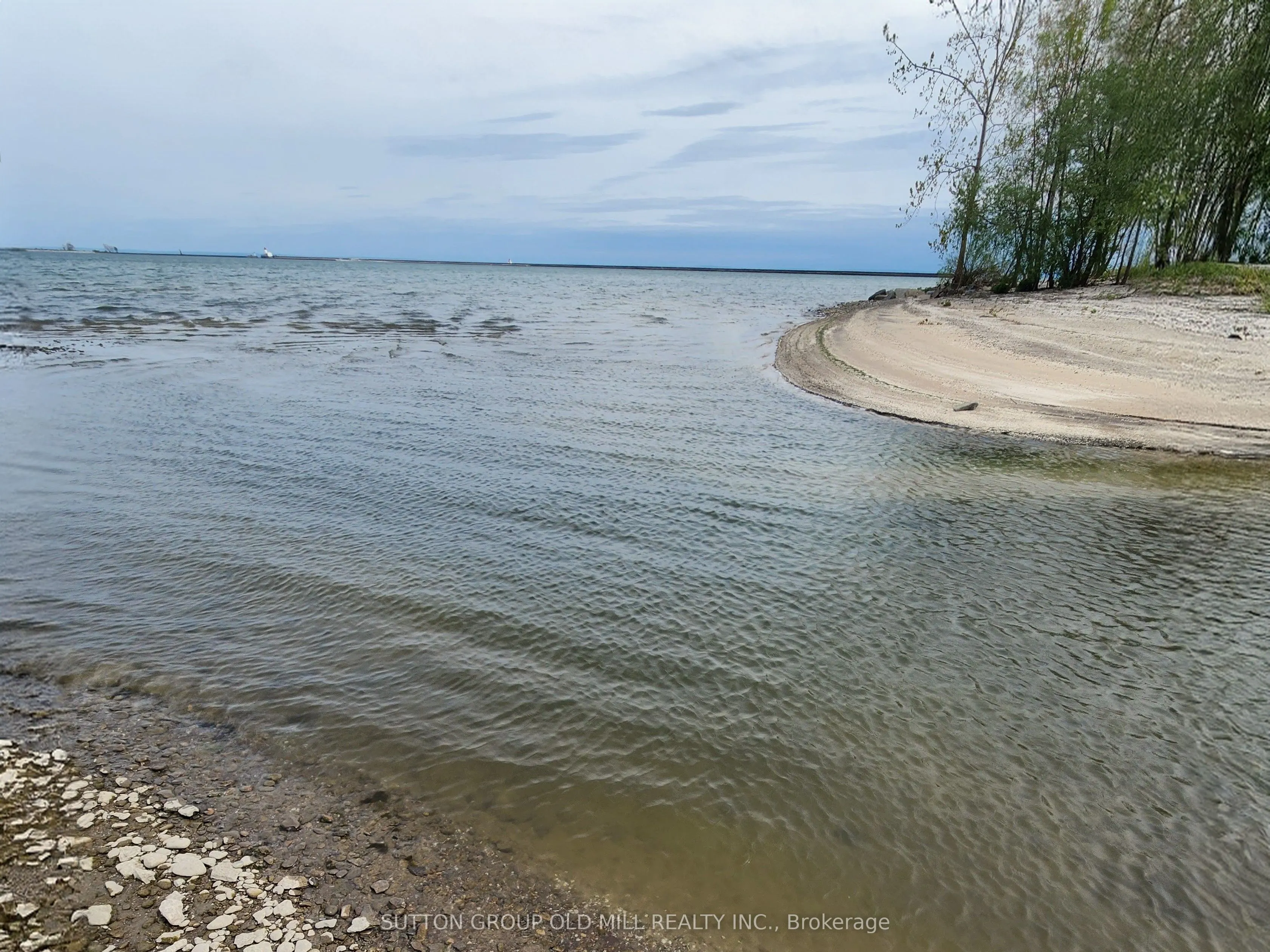 25 Lakeshore Road W