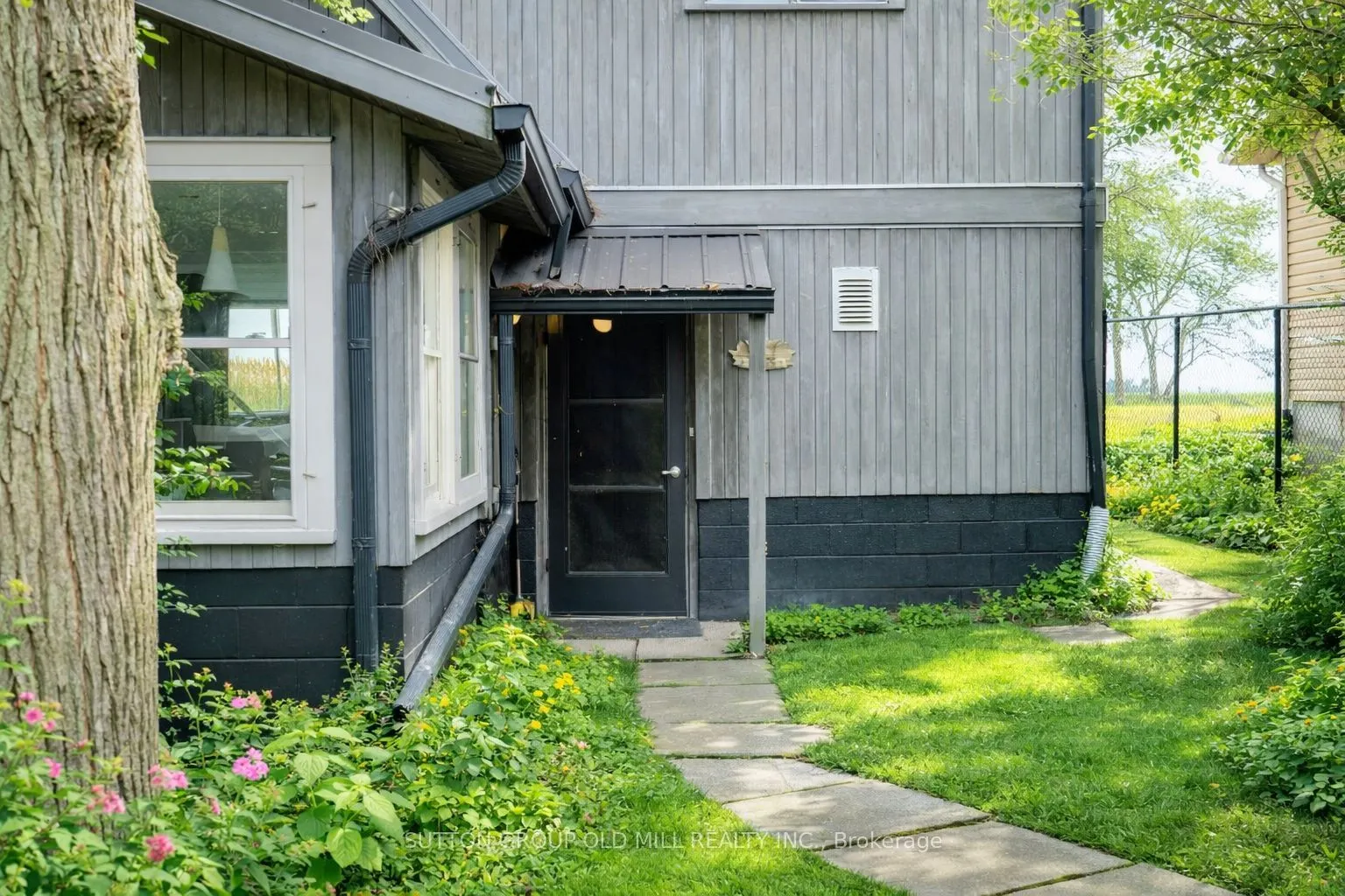 25 Lakeshore Road W