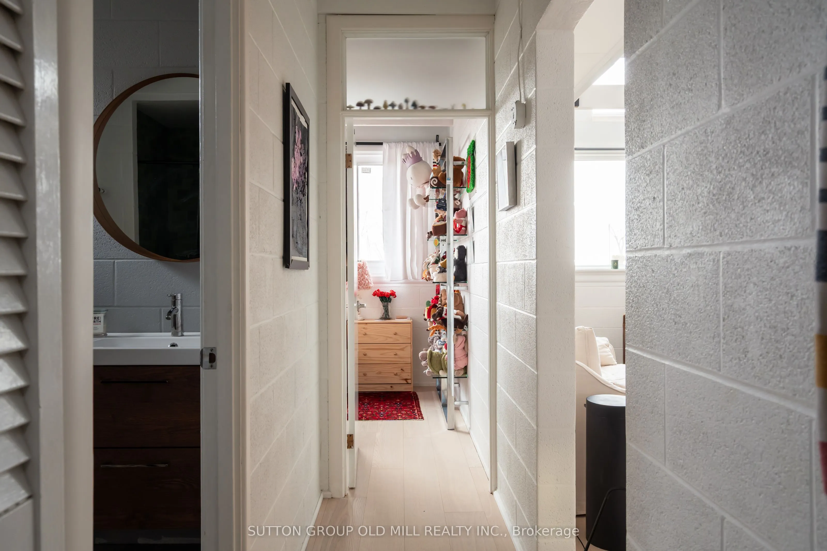 25 Lakeshore Road W