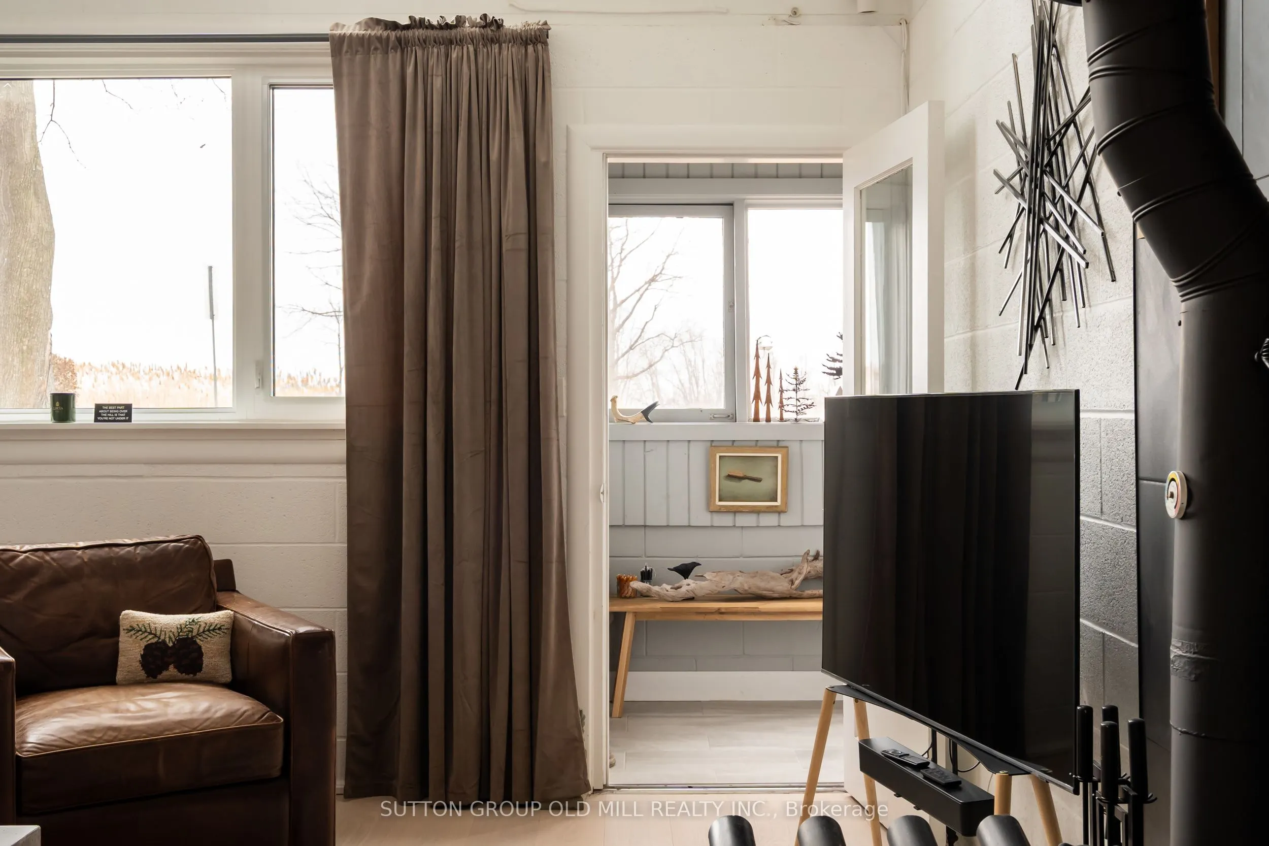 25 Lakeshore Road W