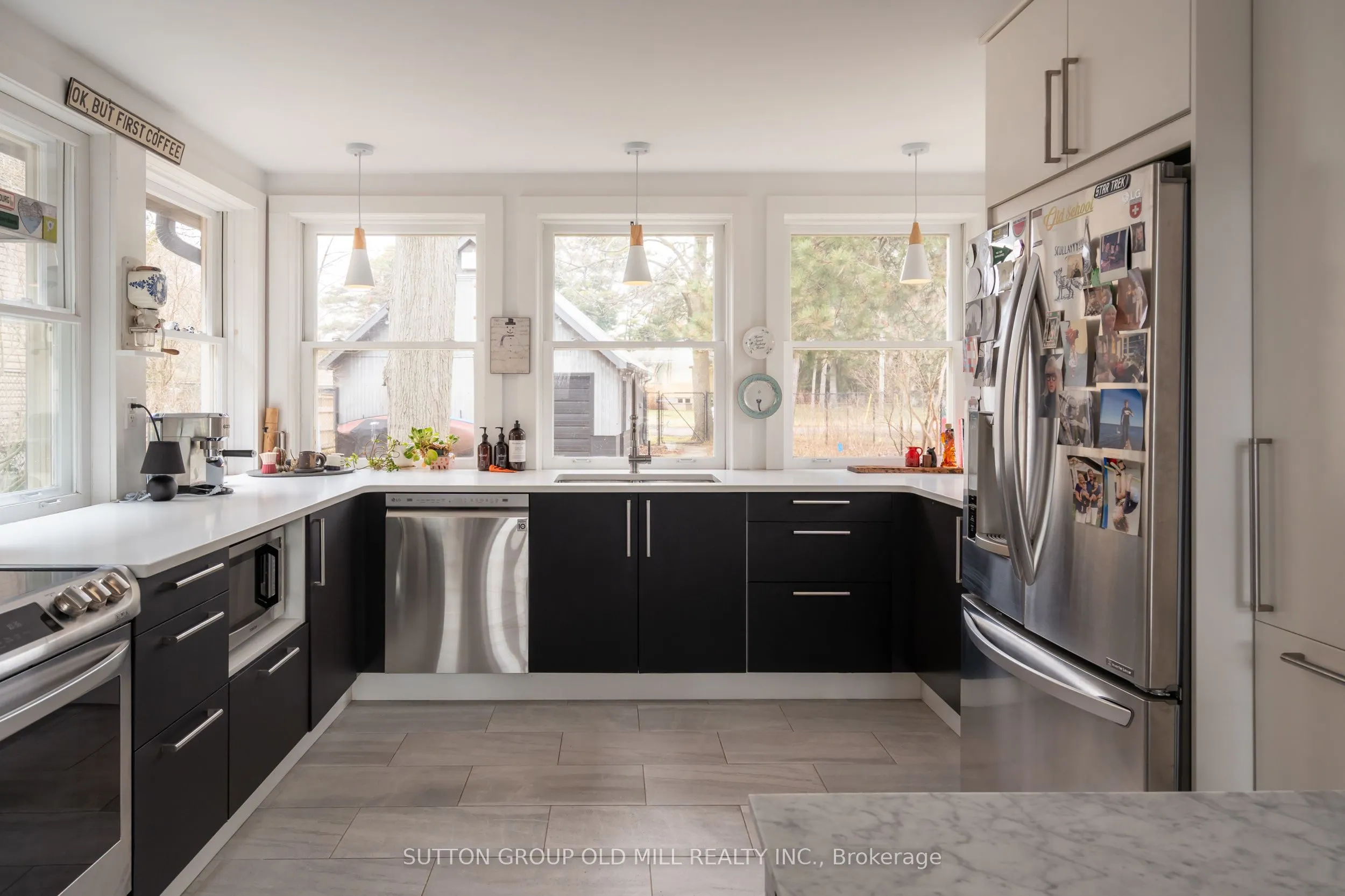 25 Lakeshore Road W