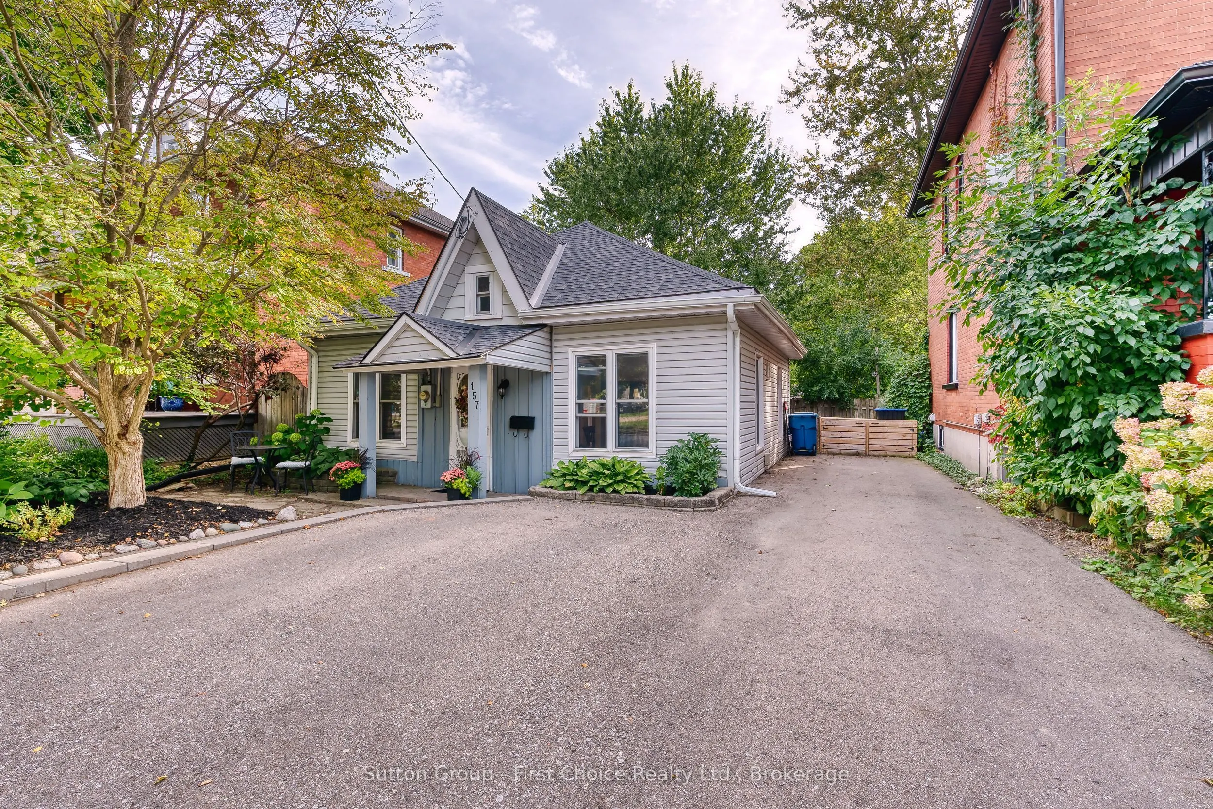157 Front Street S