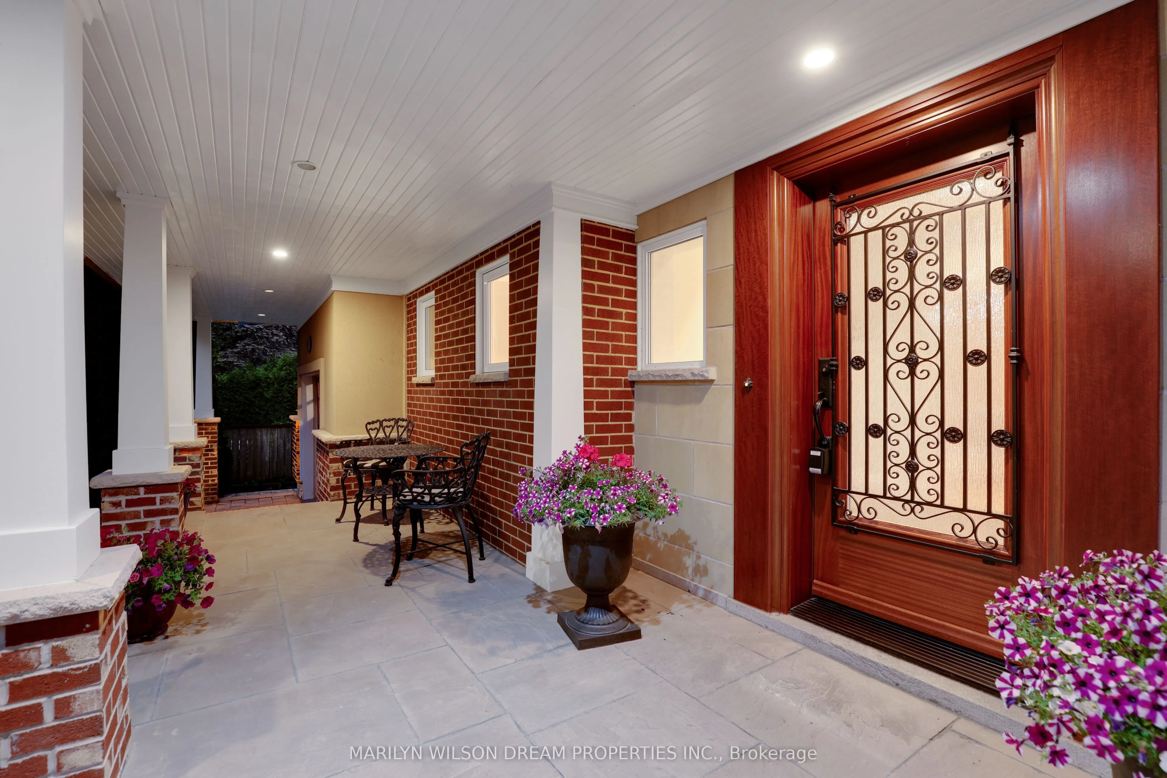 388 Mariposa Avenue