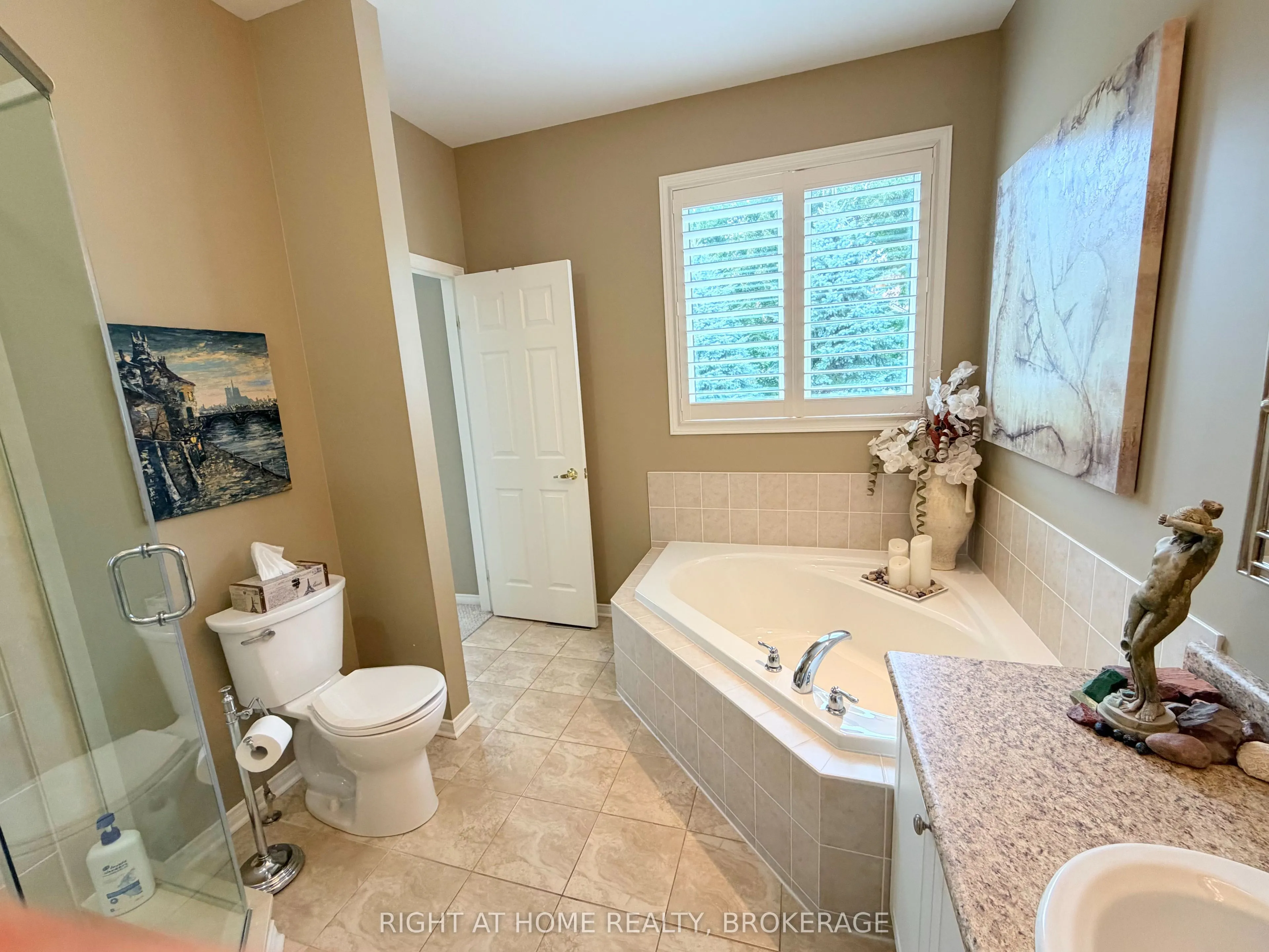 40 STORNOWAY Crescent N #40