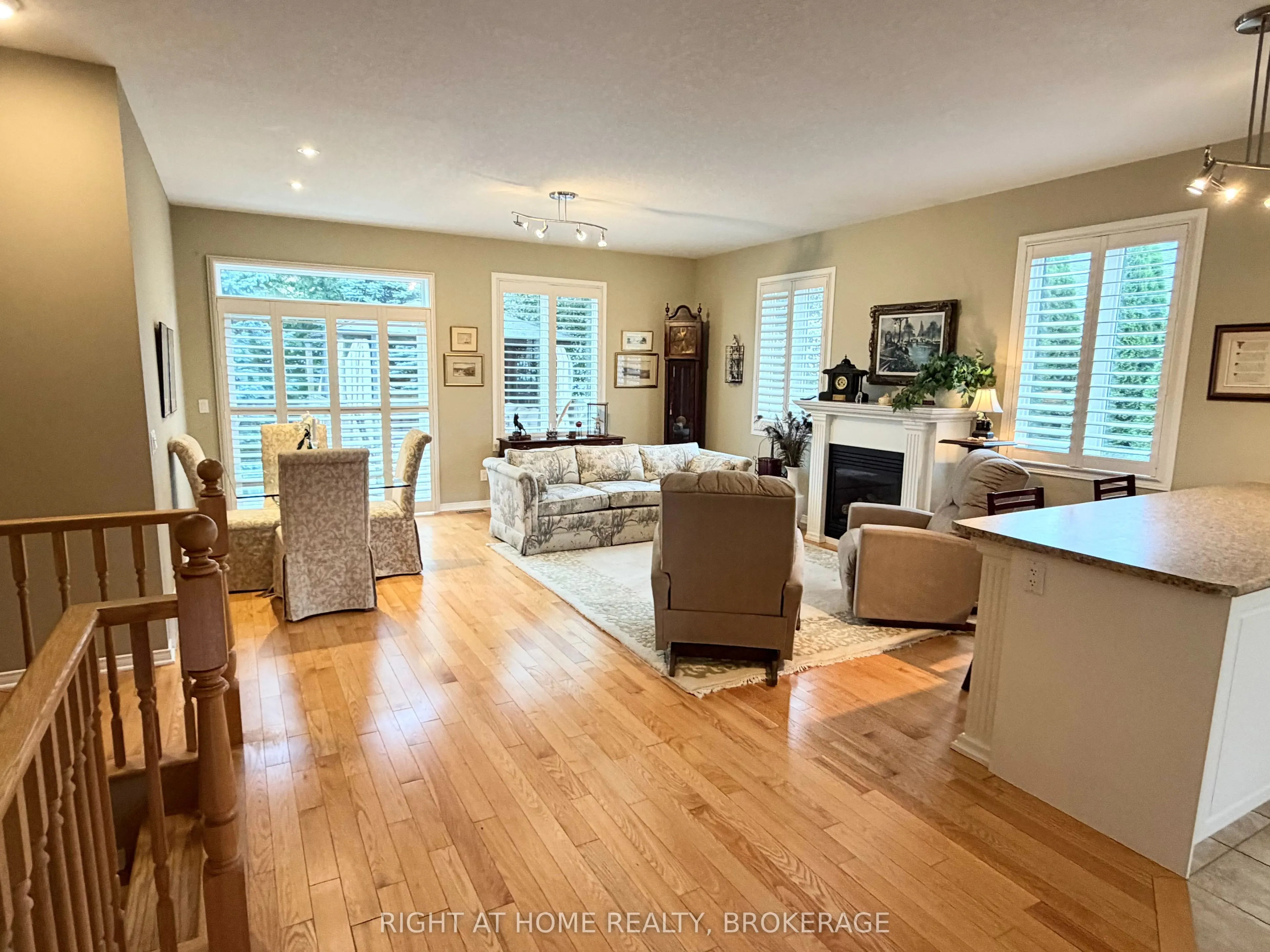 40 STORNOWAY Crescent N #40