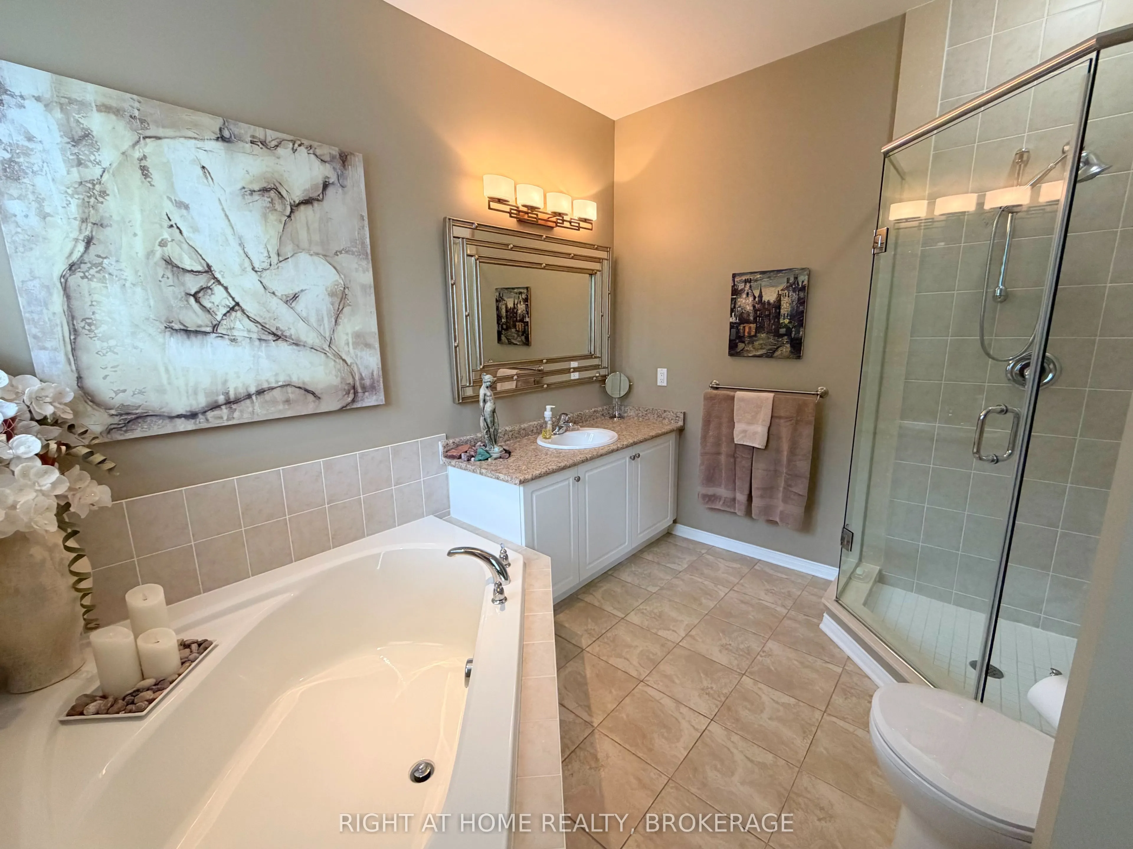 40 STORNOWAY Crescent N #40