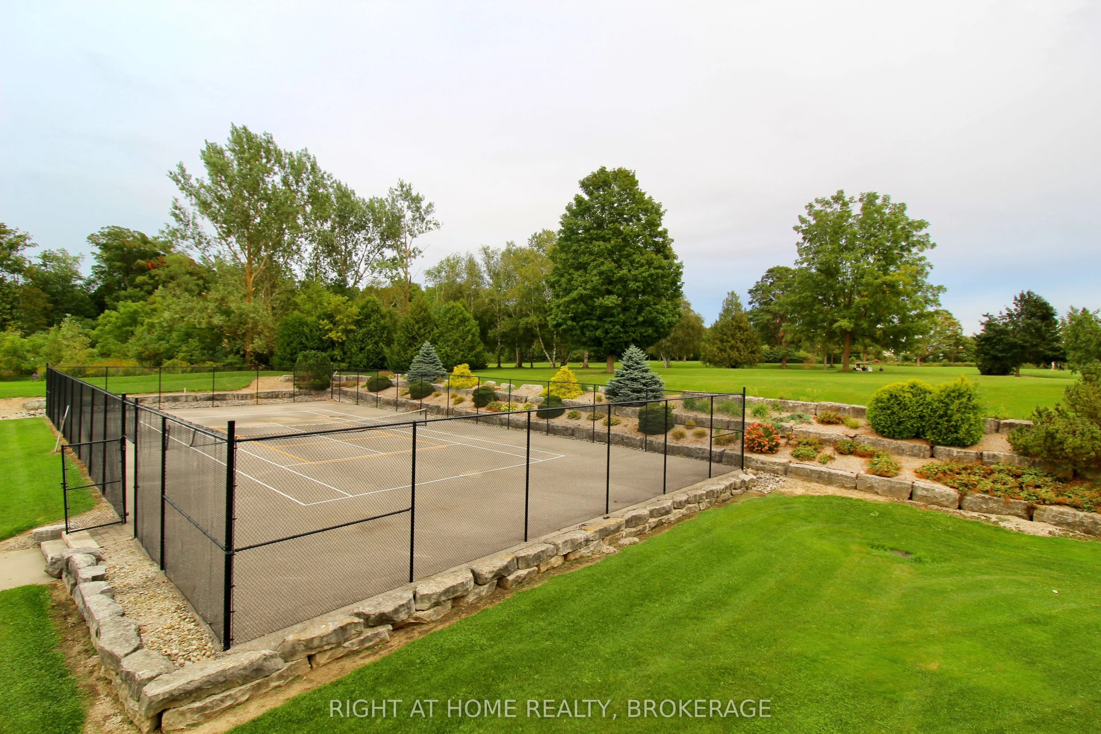 40 STORNOWAY Crescent N #40