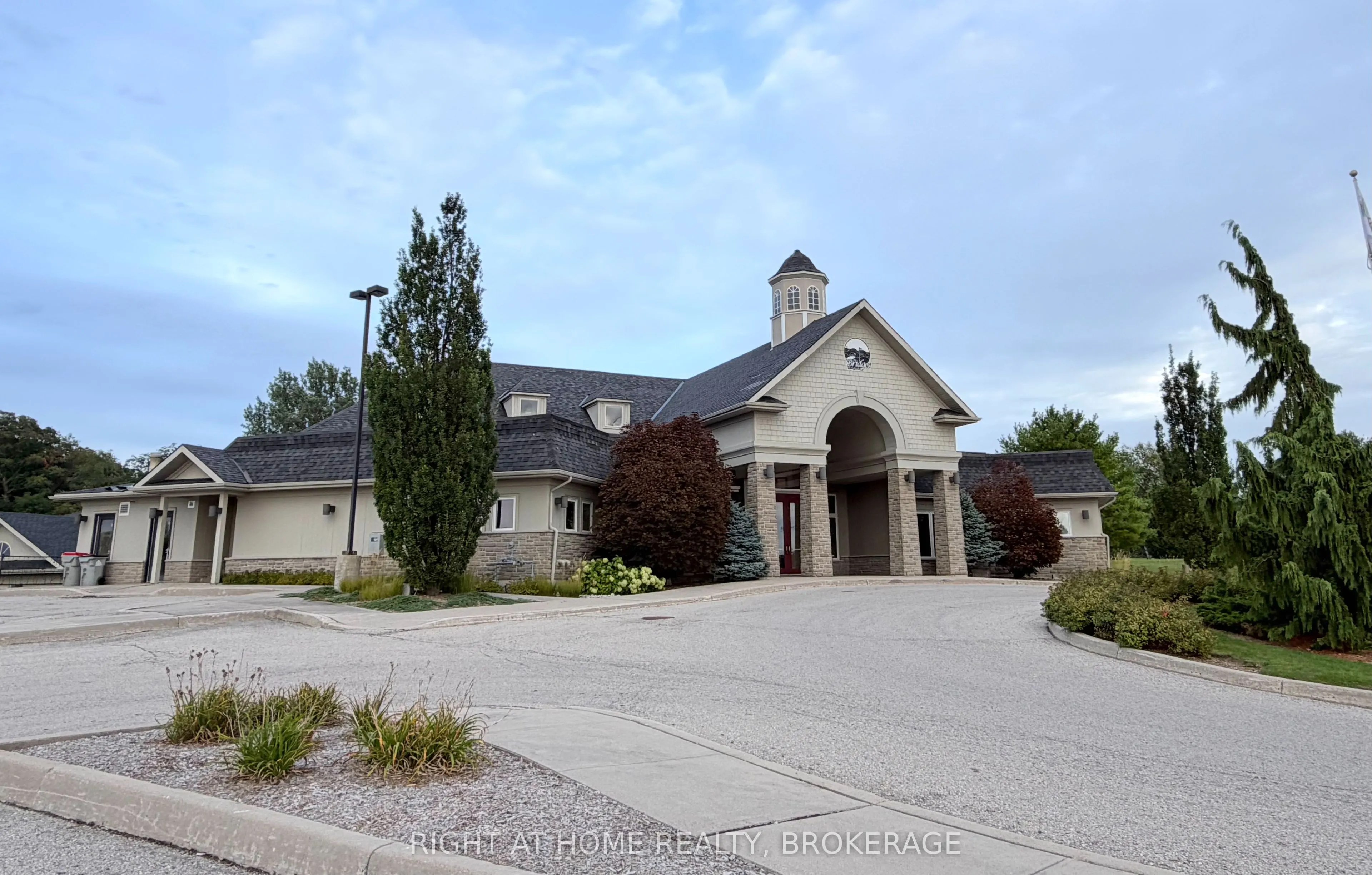 40 STORNOWAY Crescent N #40