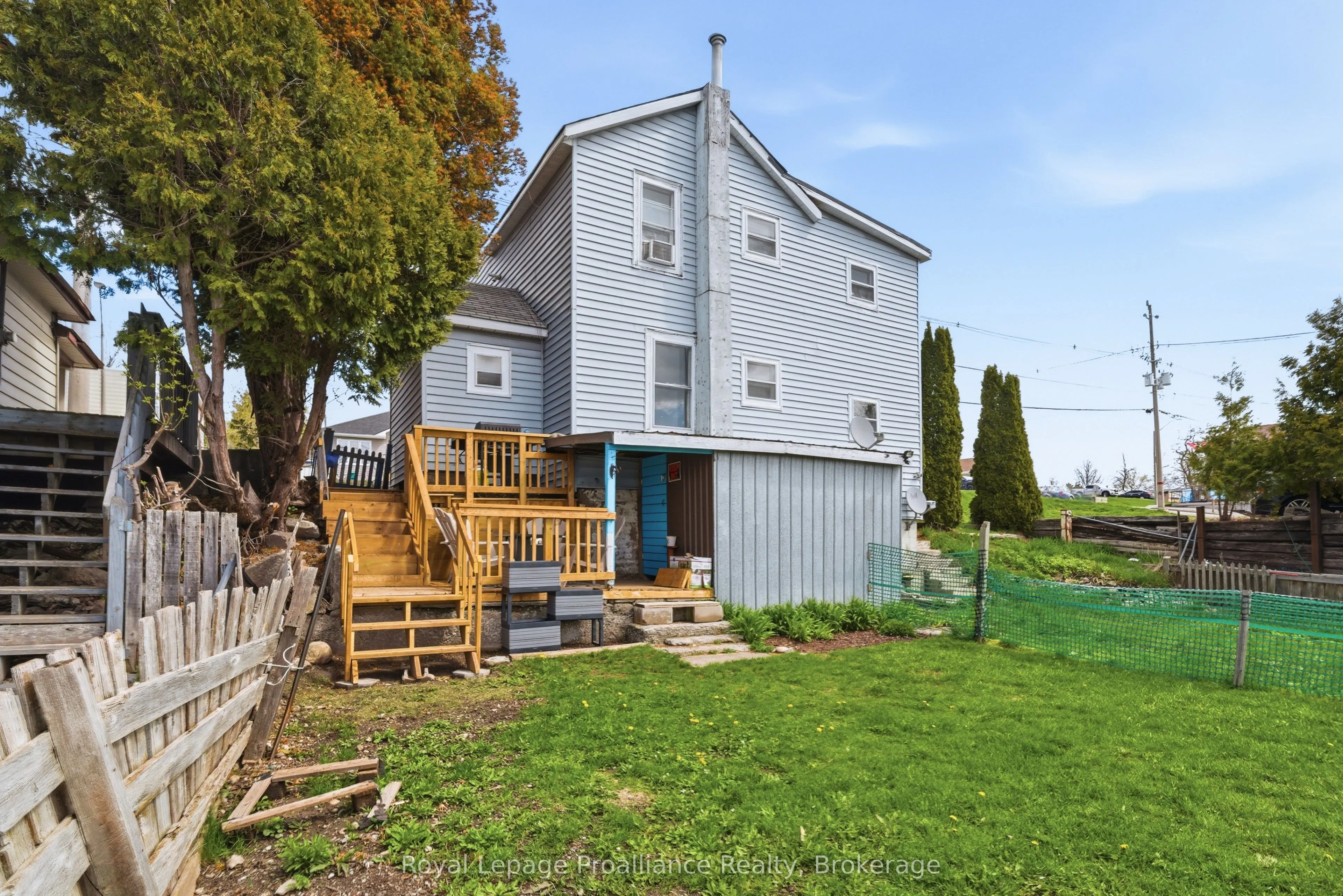 199 Dundas Street E