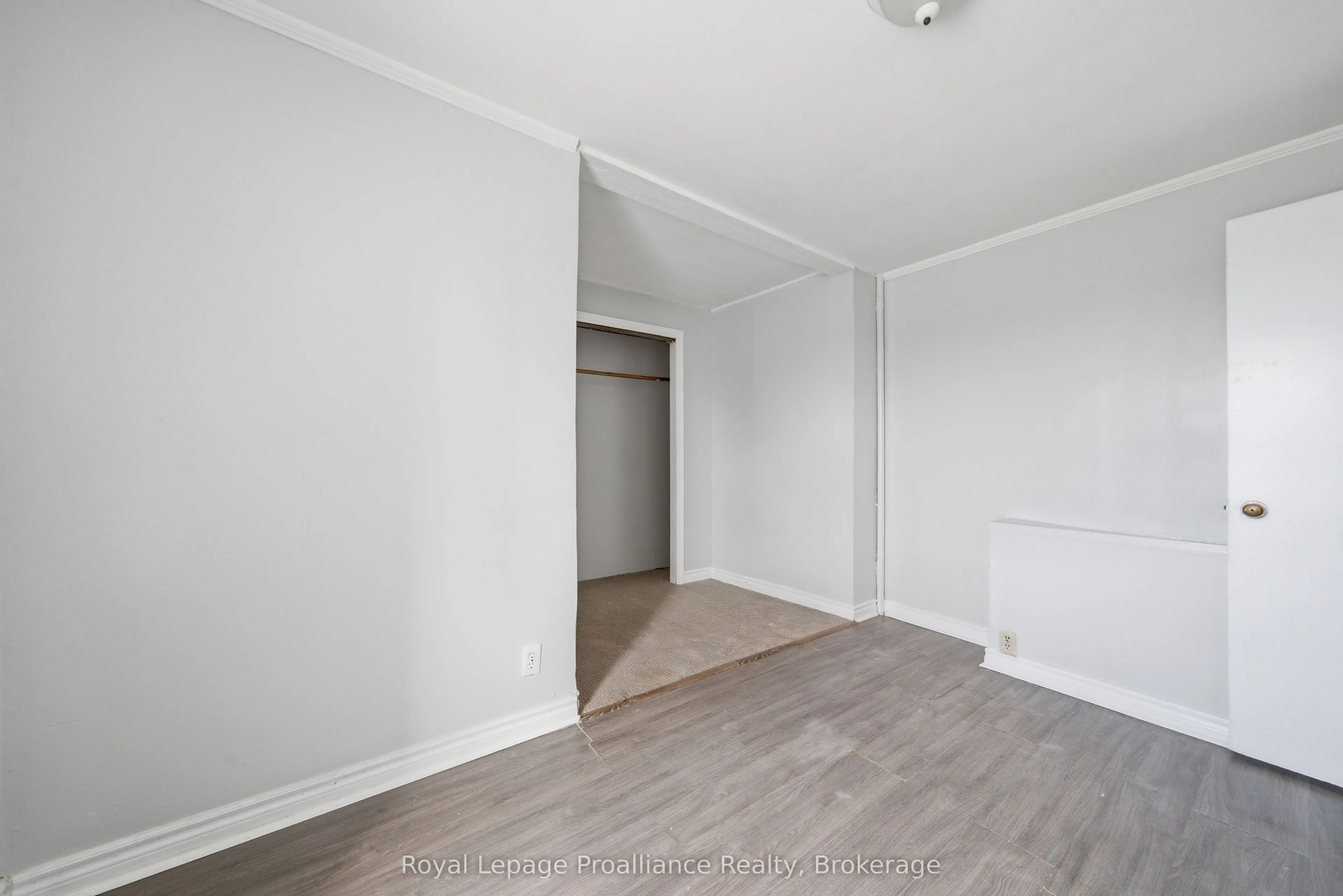 199 Dundas Street E