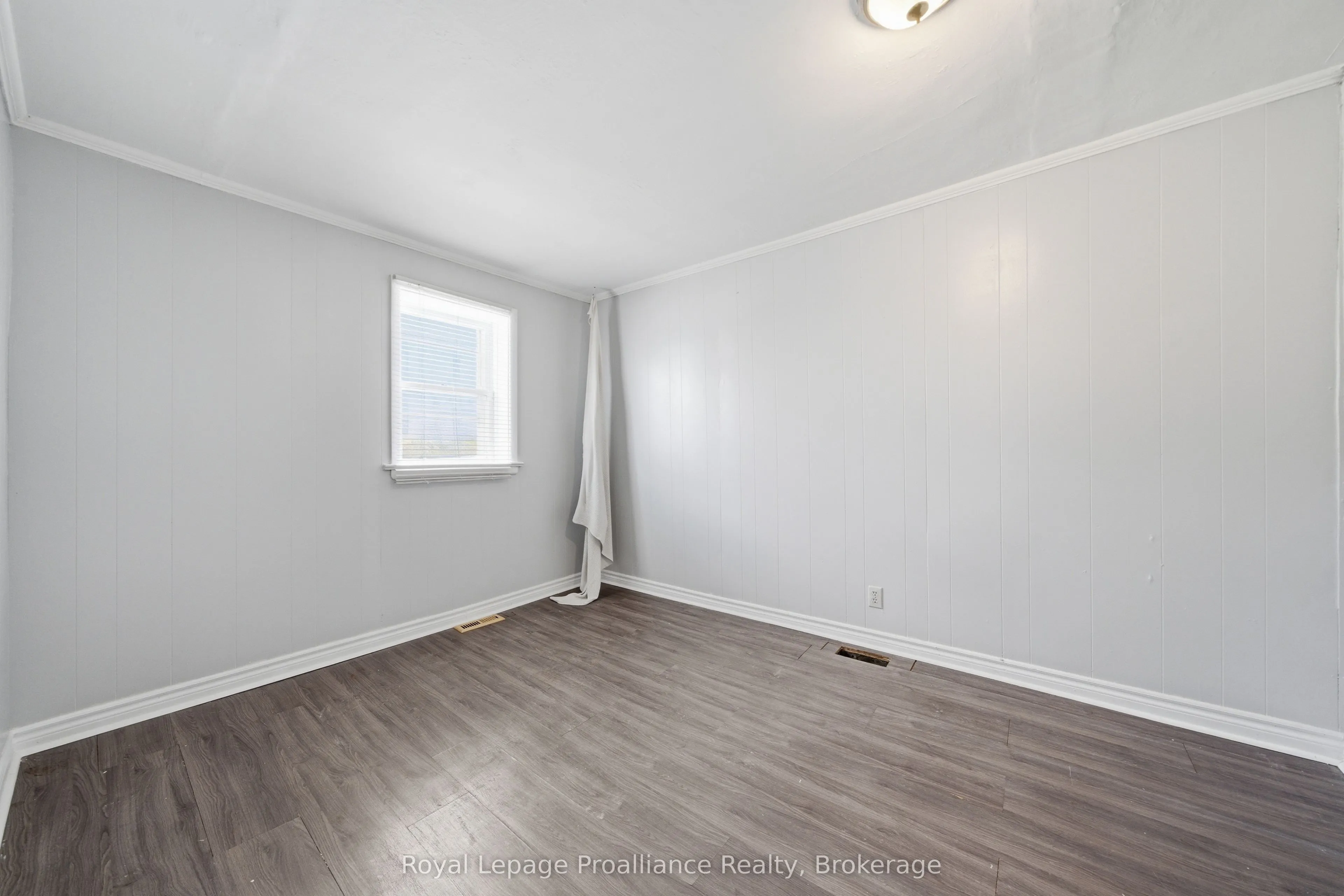 199 Dundas Street E