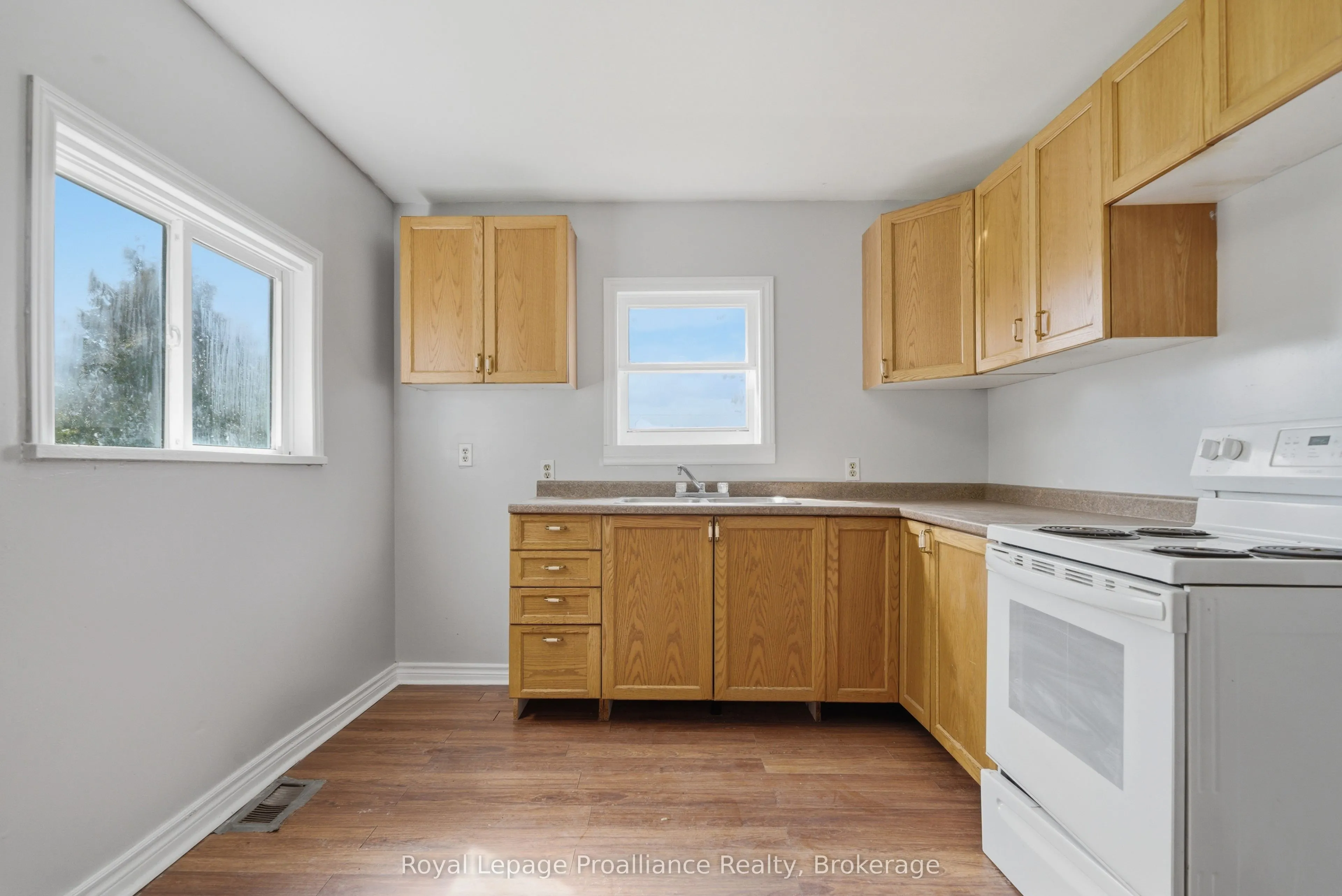 199 Dundas Street E