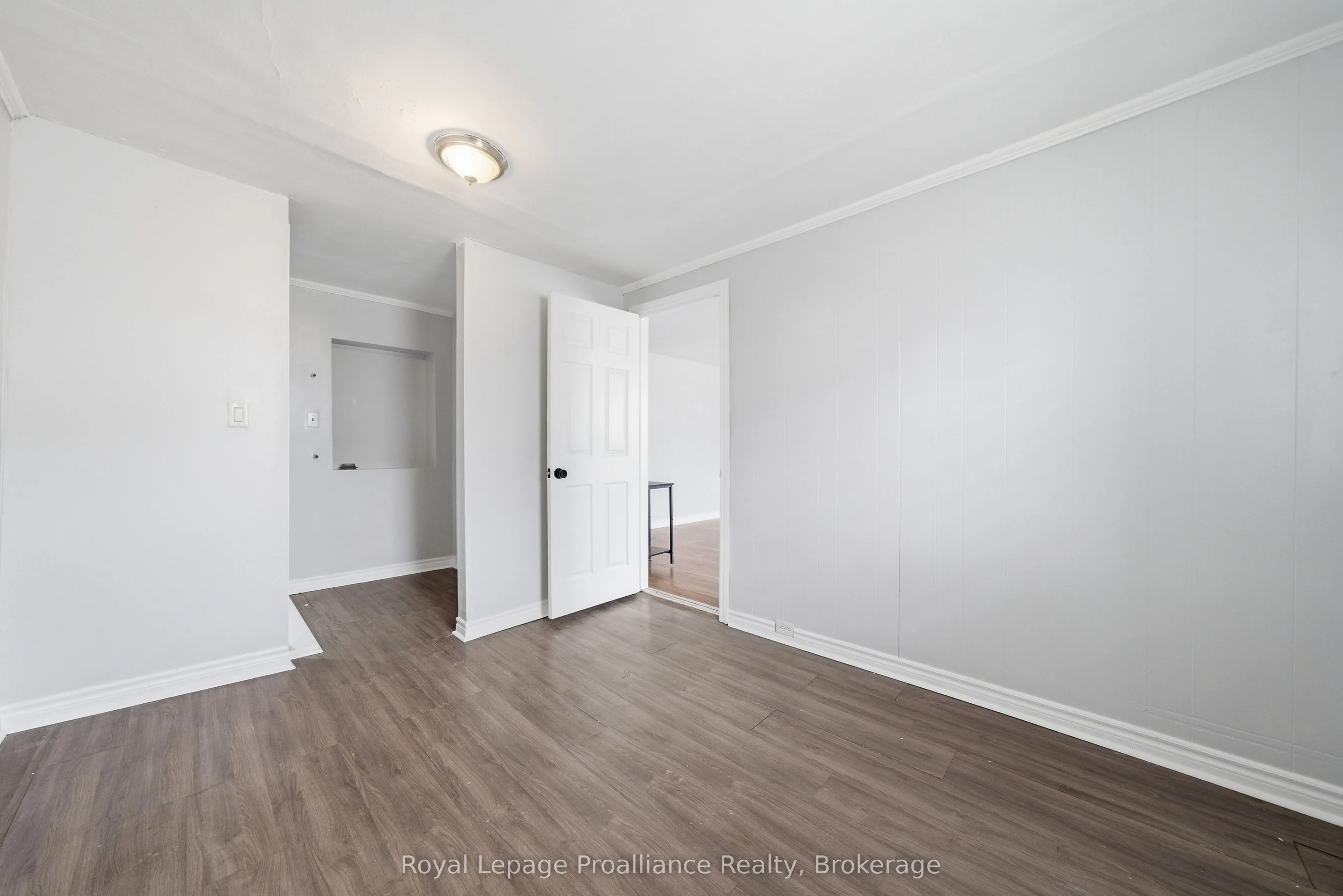 199 Dundas Street E