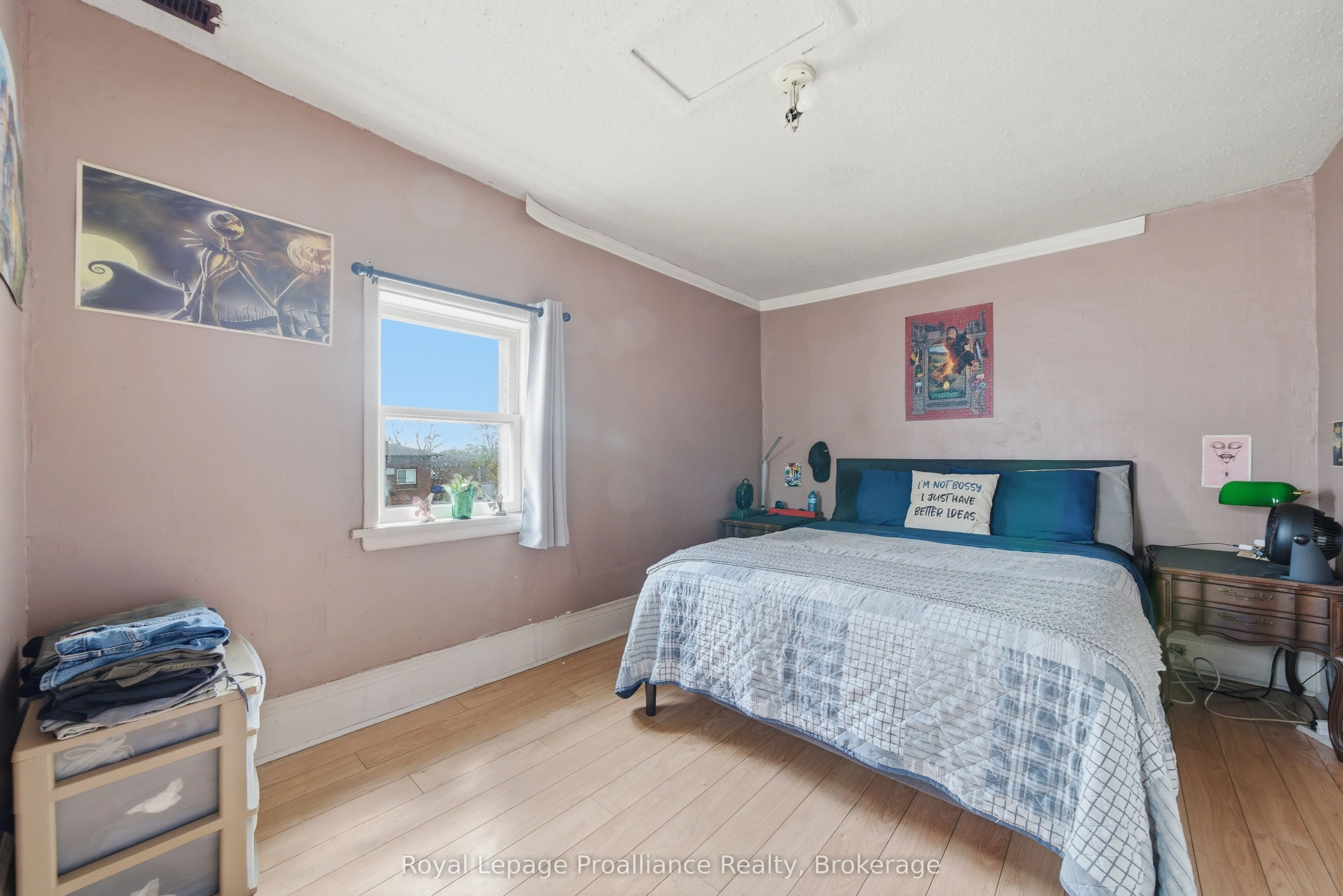 199 Dundas Street E