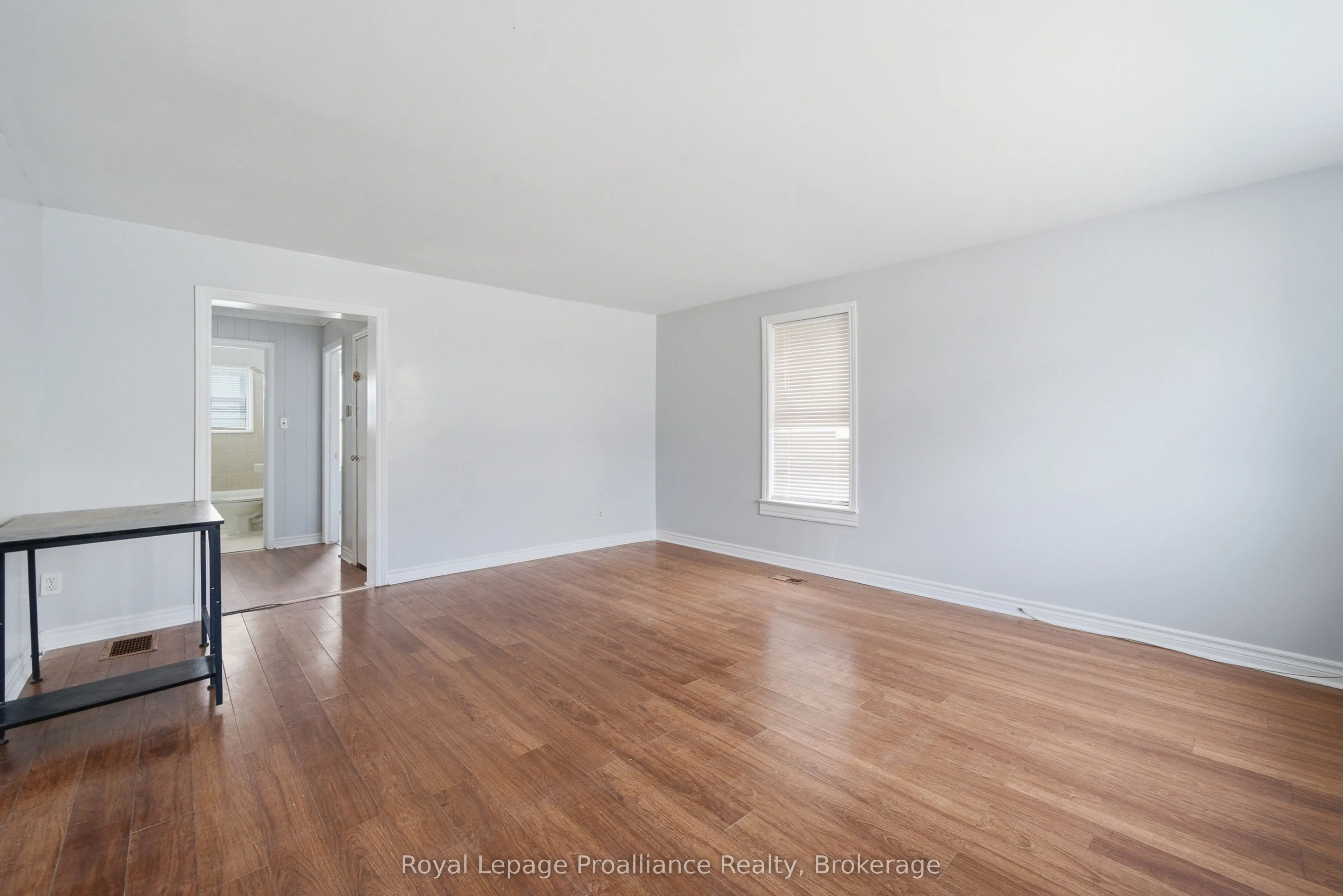 199 Dundas Street E