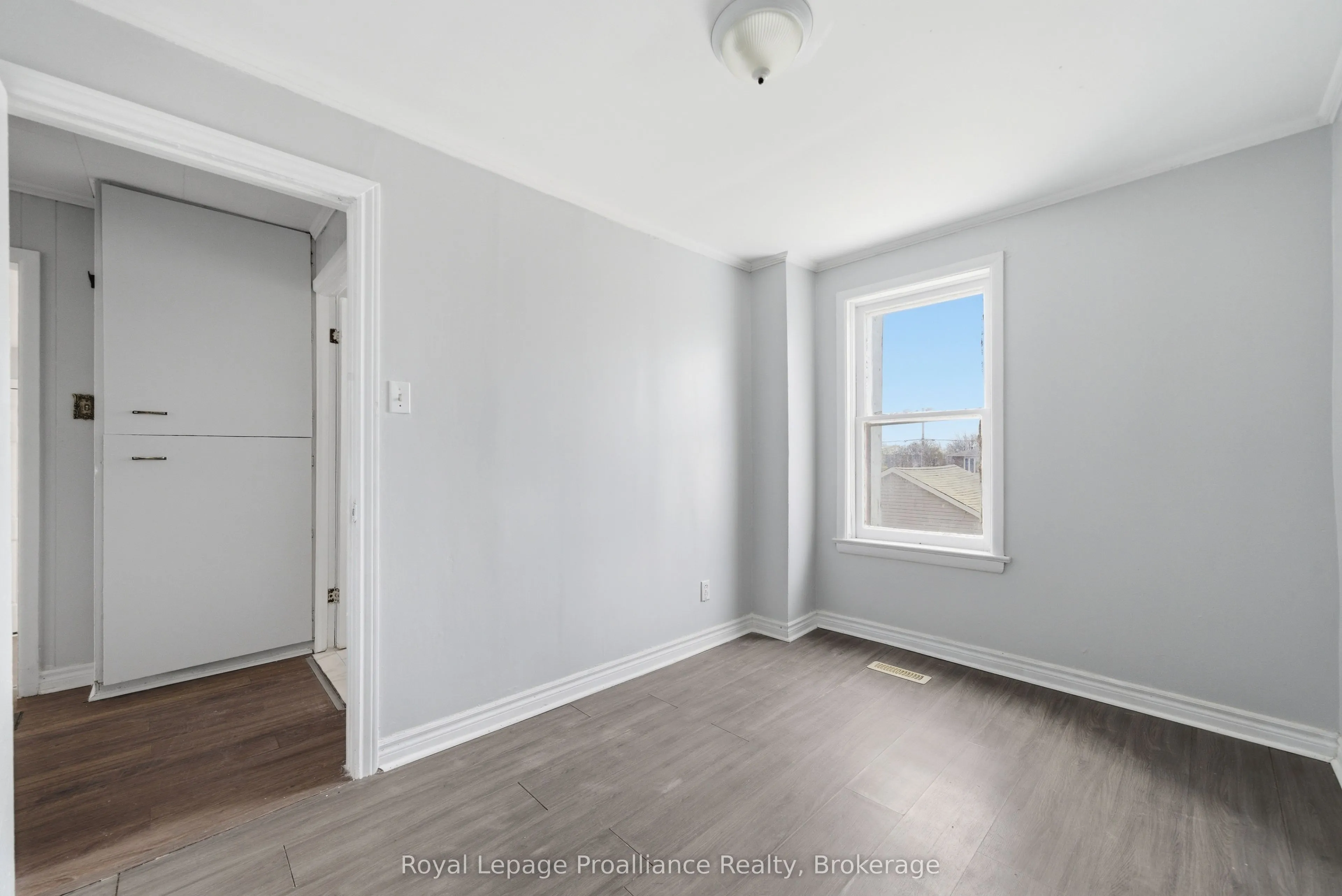 199 Dundas Street E