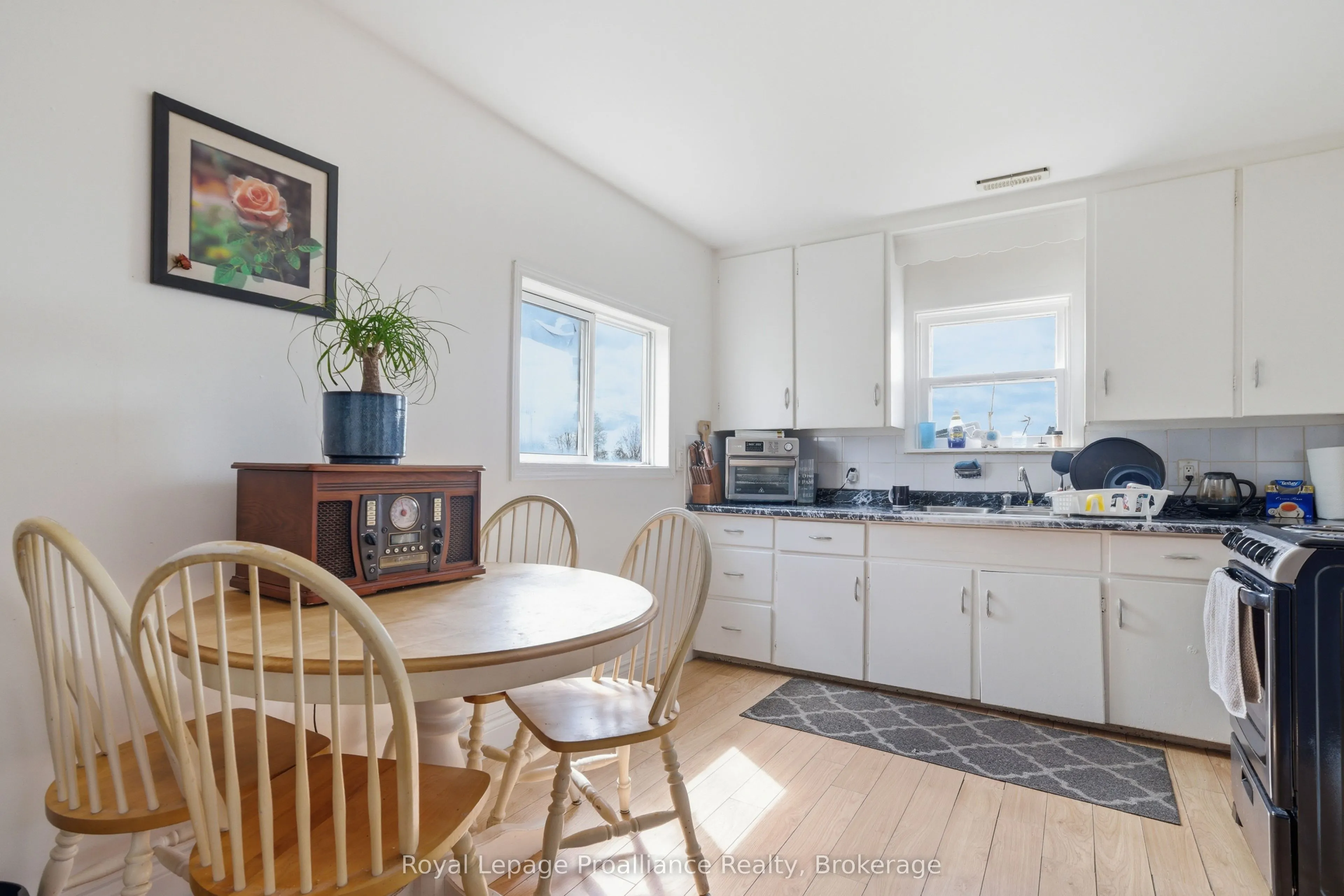 199 Dundas Street E
