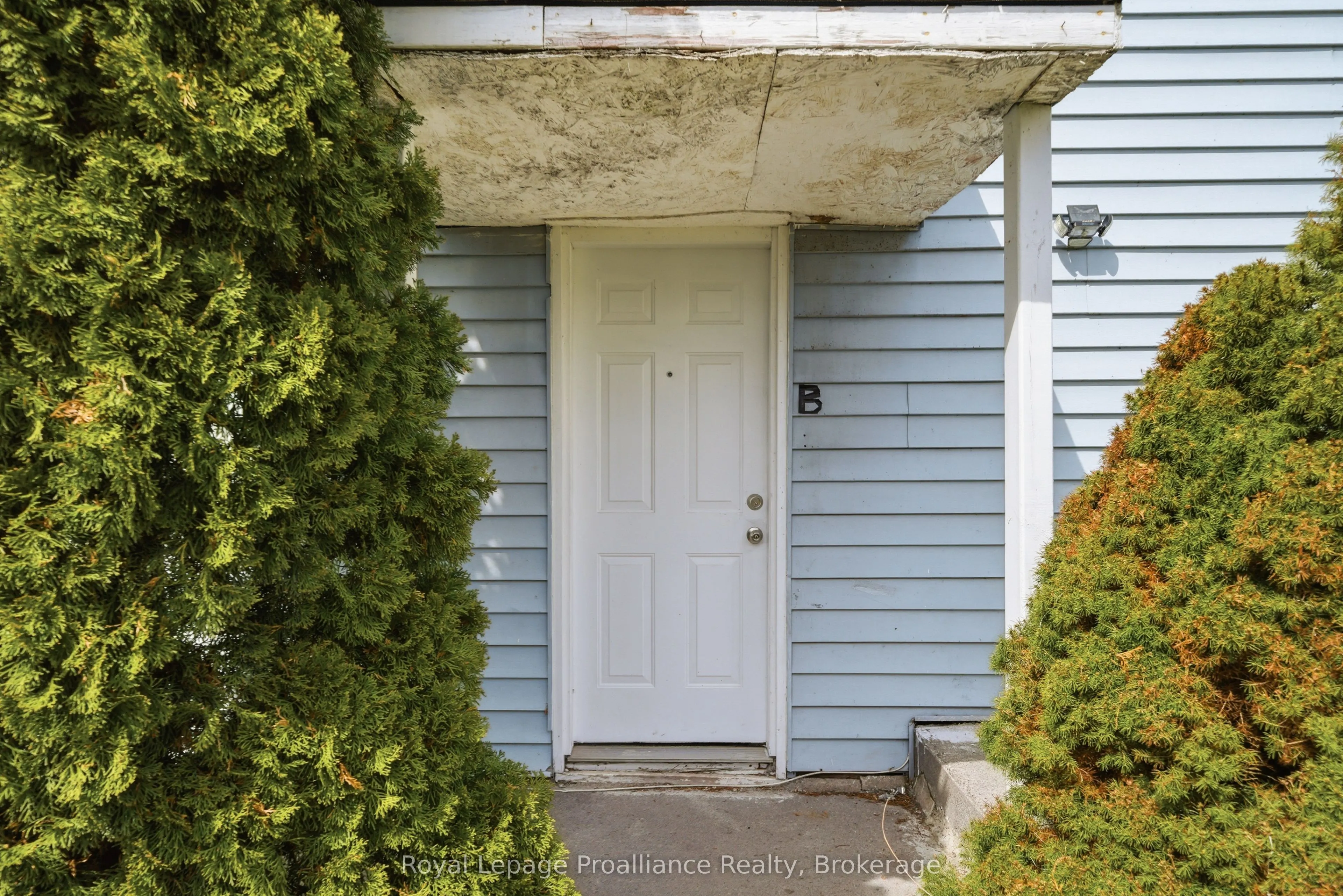 199 Dundas Street E