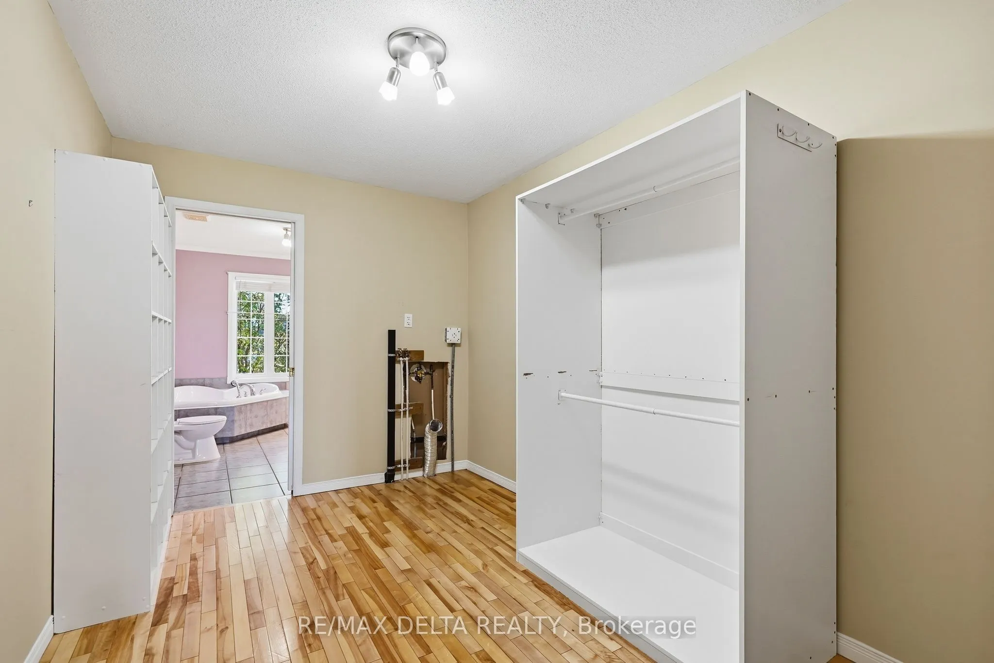 851 Nelson Street W