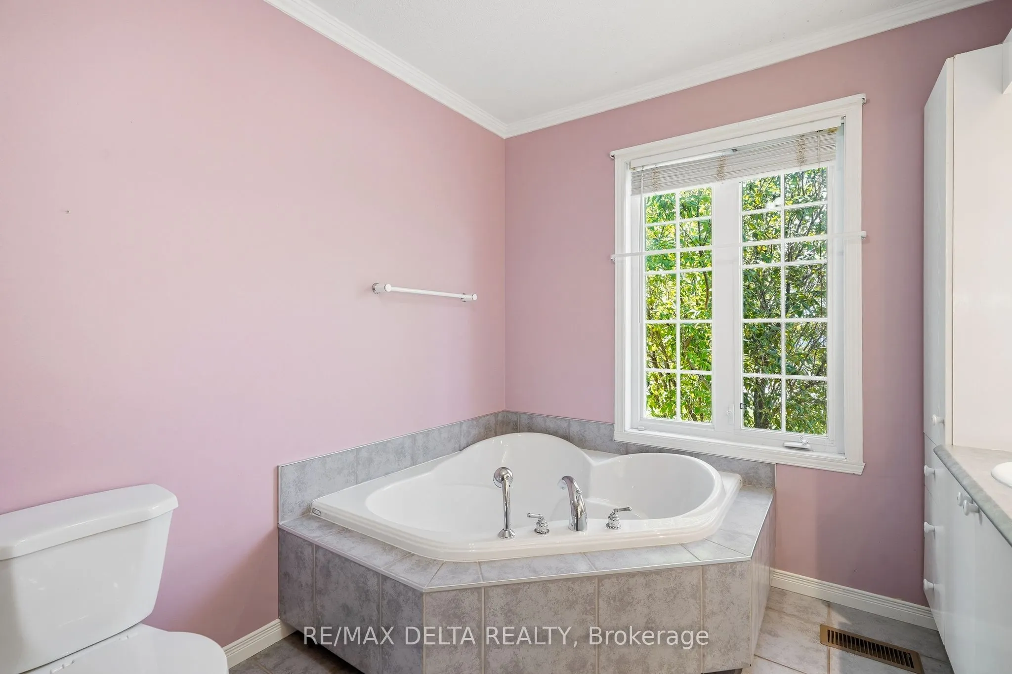 851 Nelson Street W