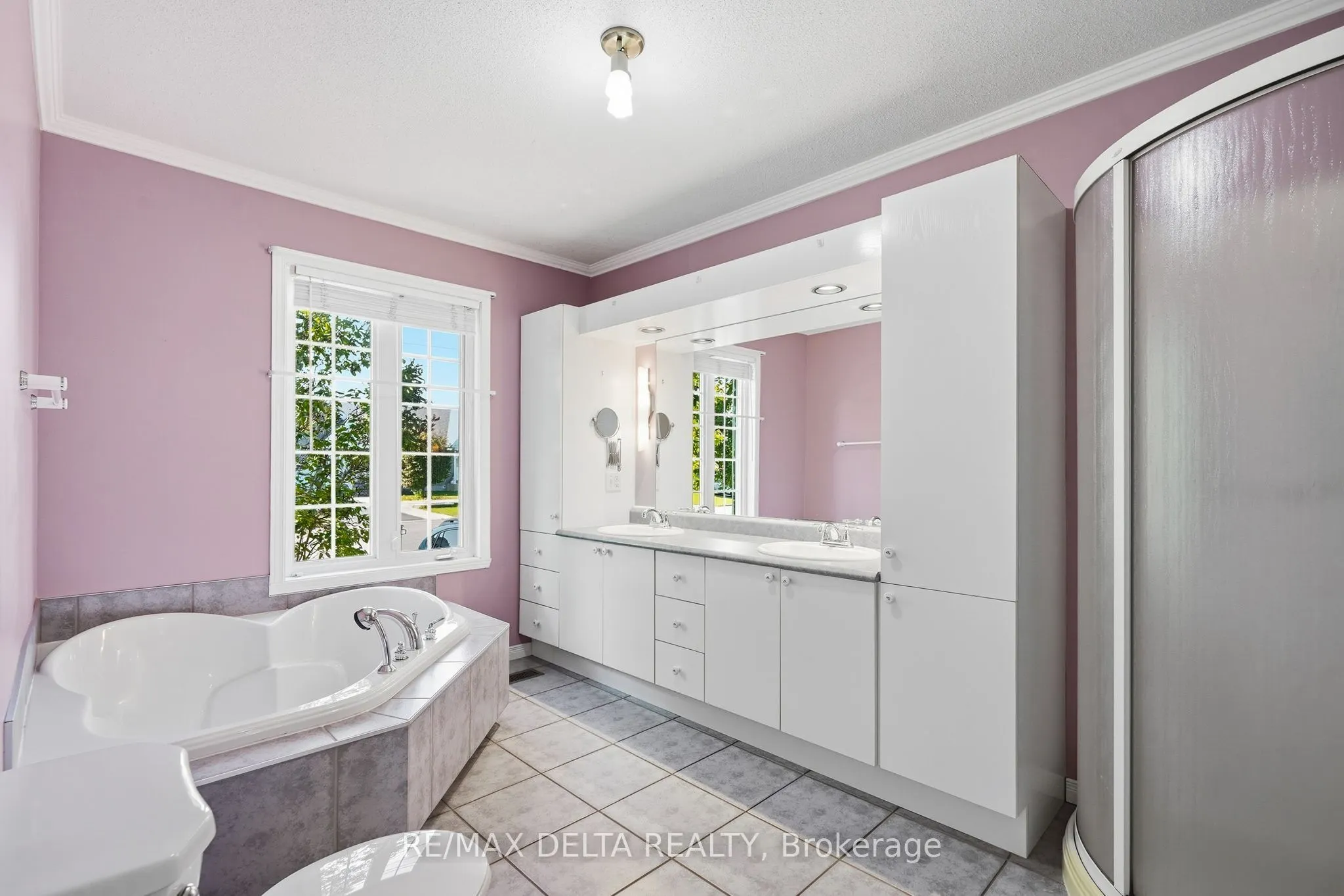 851 Nelson Street W