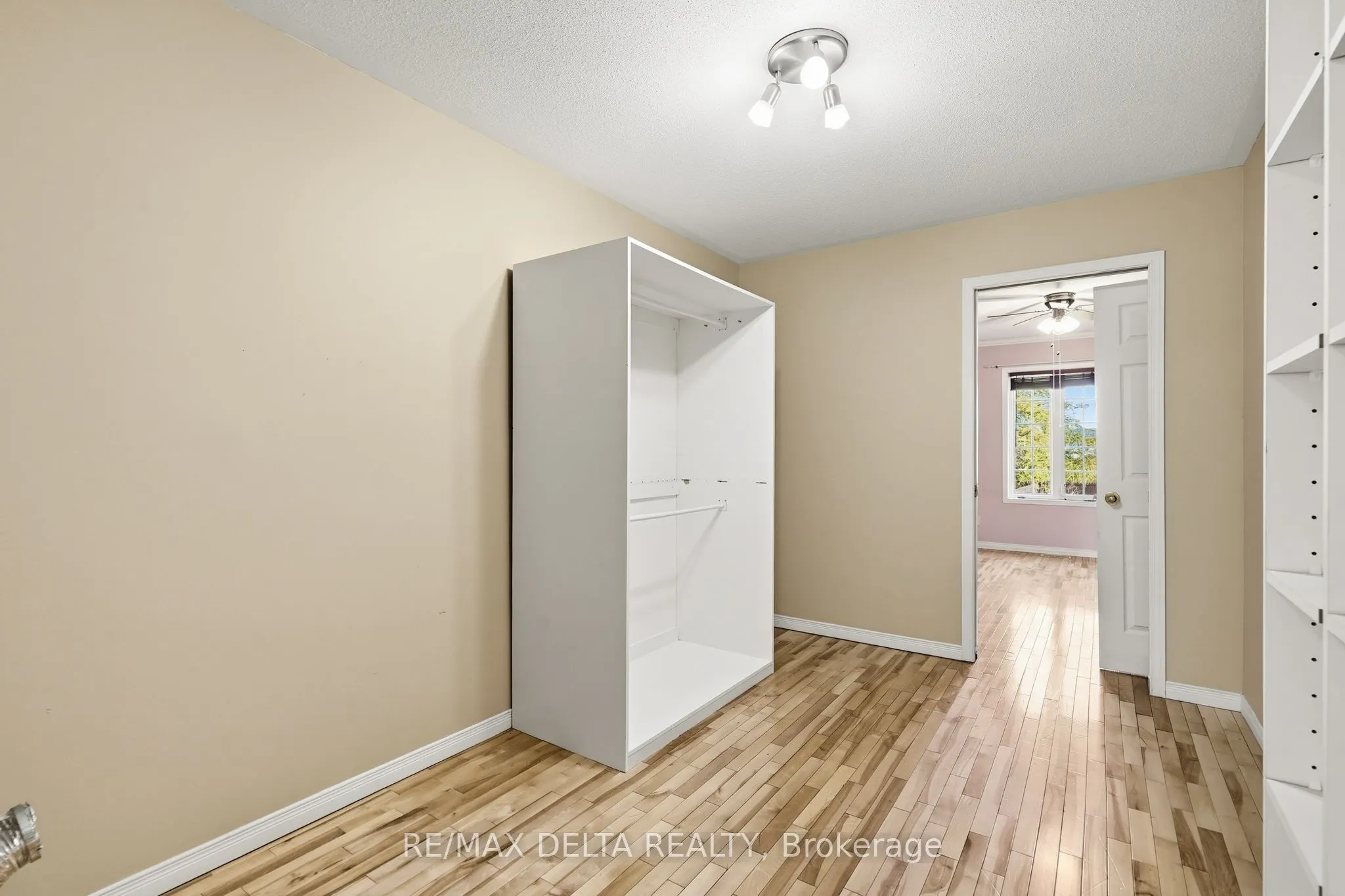 851 Nelson Street W