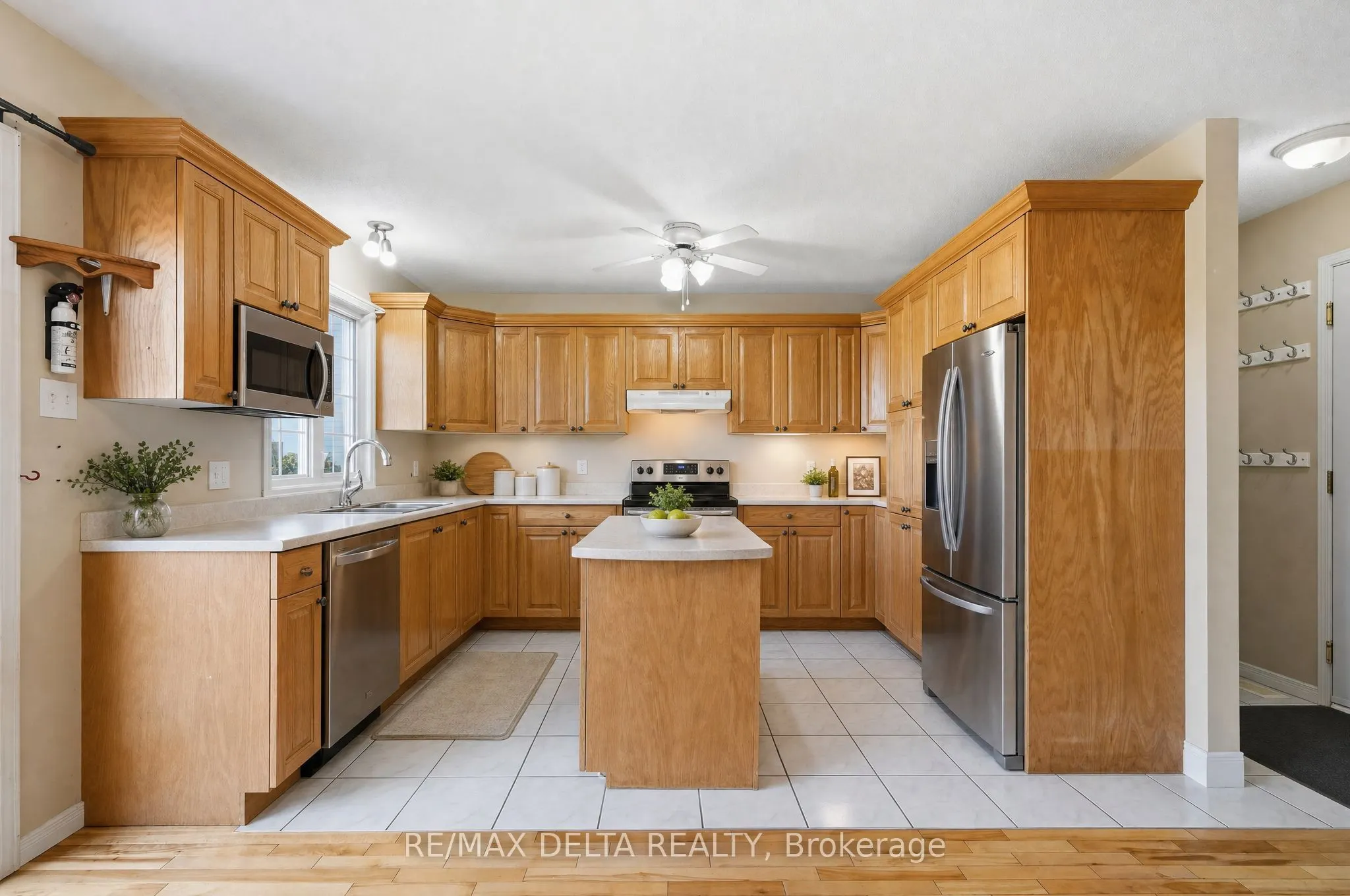 851 Nelson Street W