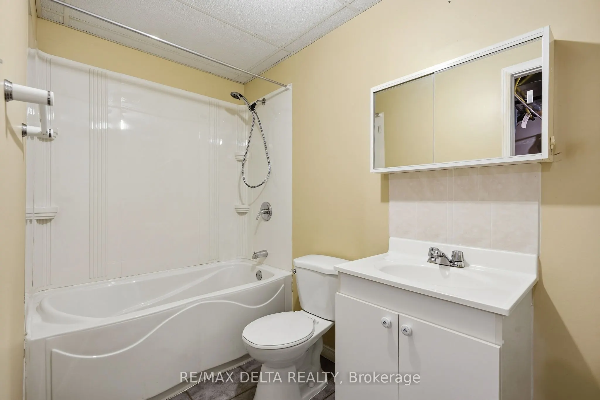 851 Nelson Street W