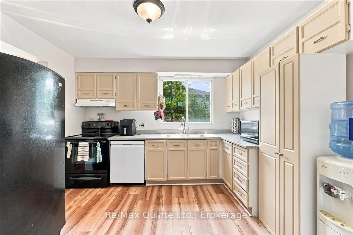 281 College Street W