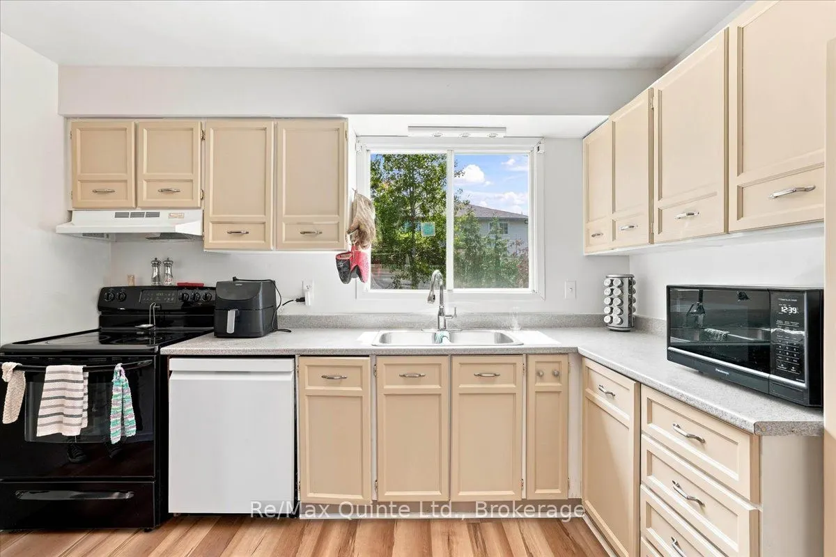 281 College Street W