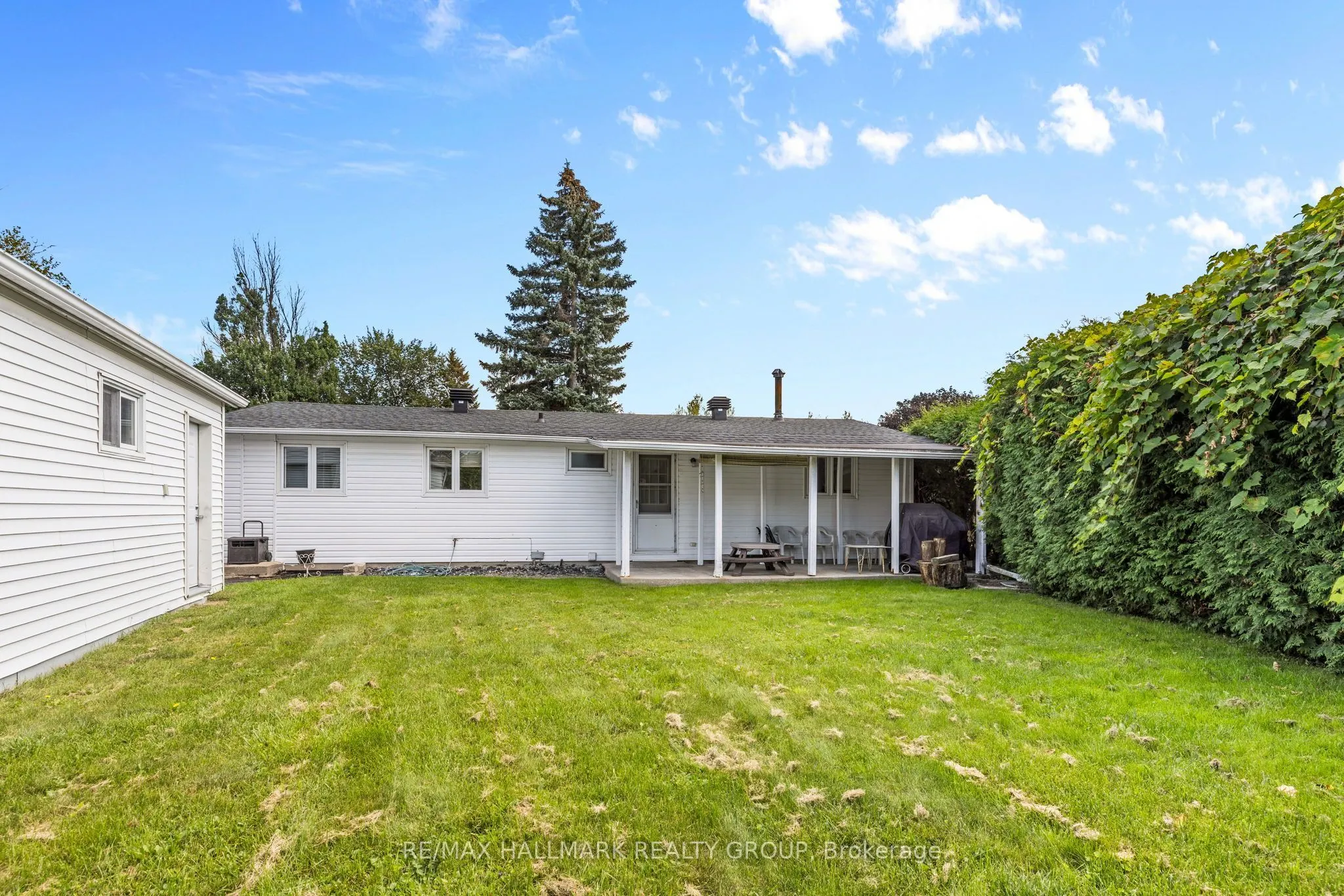 2376 Blackstone Crescent