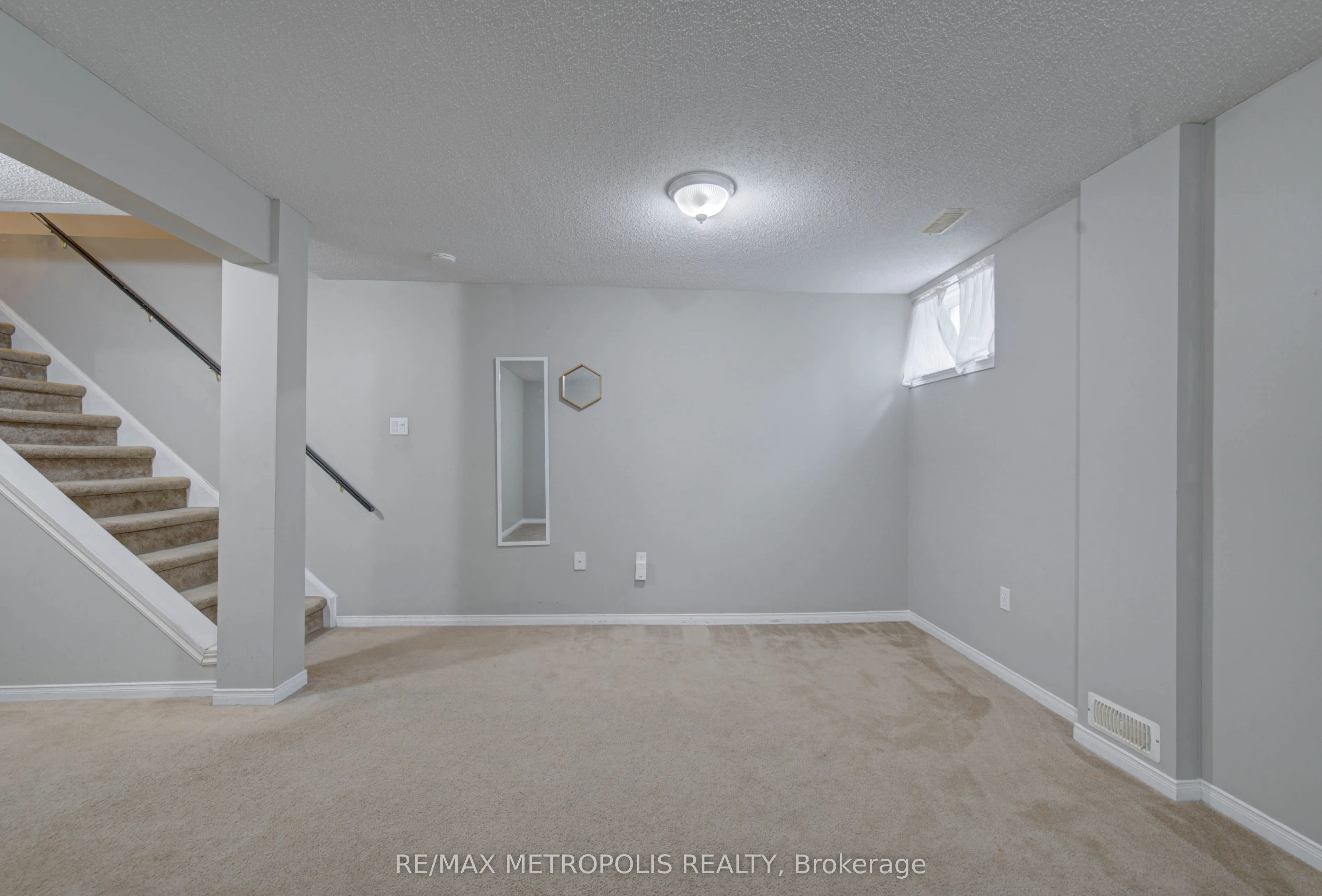 124 GOSLING Gardens #37